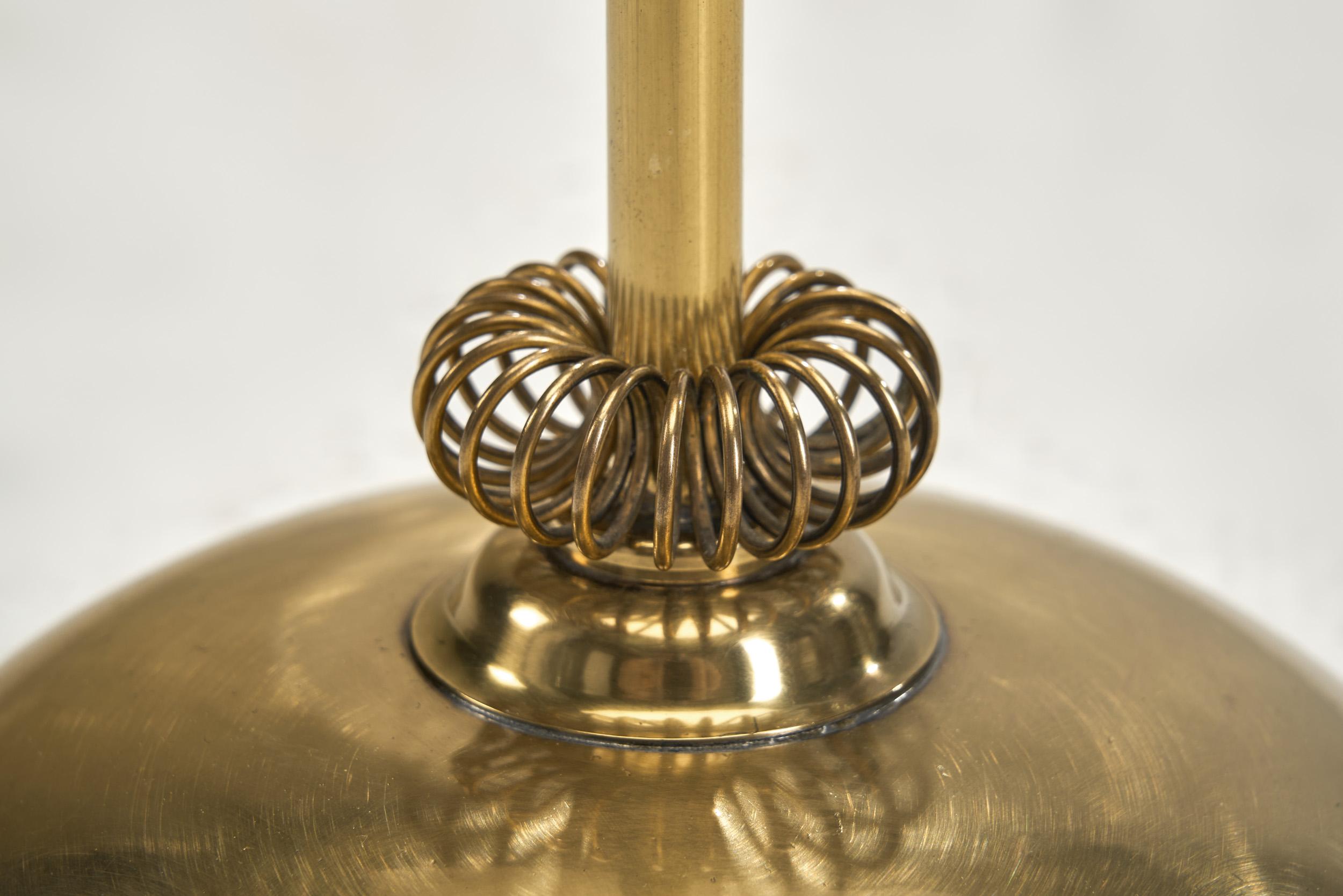 Angewandte Stehlampe aus Messing mit Spiraldekoration, Finnland 1950er Jahre im Angebot 7