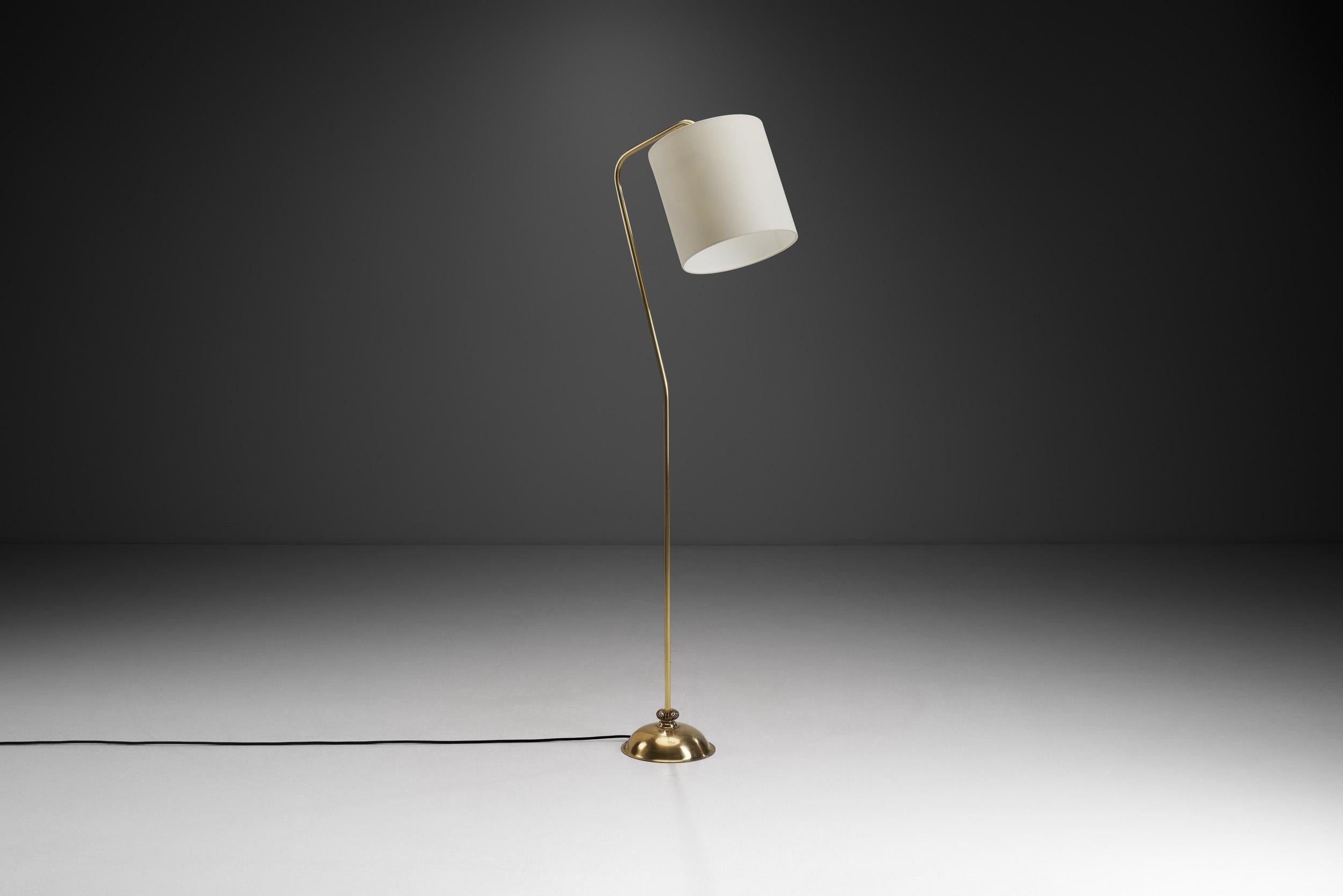 Angewandte Stehlampe aus Messing mit Spiraldekoration, Finnland 1950er Jahre (Moderne der Mitte des Jahrhunderts) im Angebot