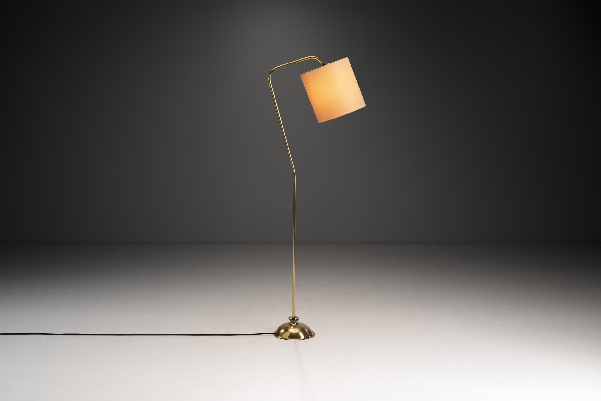 Angewandte Stehlampe aus Messing mit Spiraldekoration, Finnland 1950er Jahre (Finnisch) im Angebot