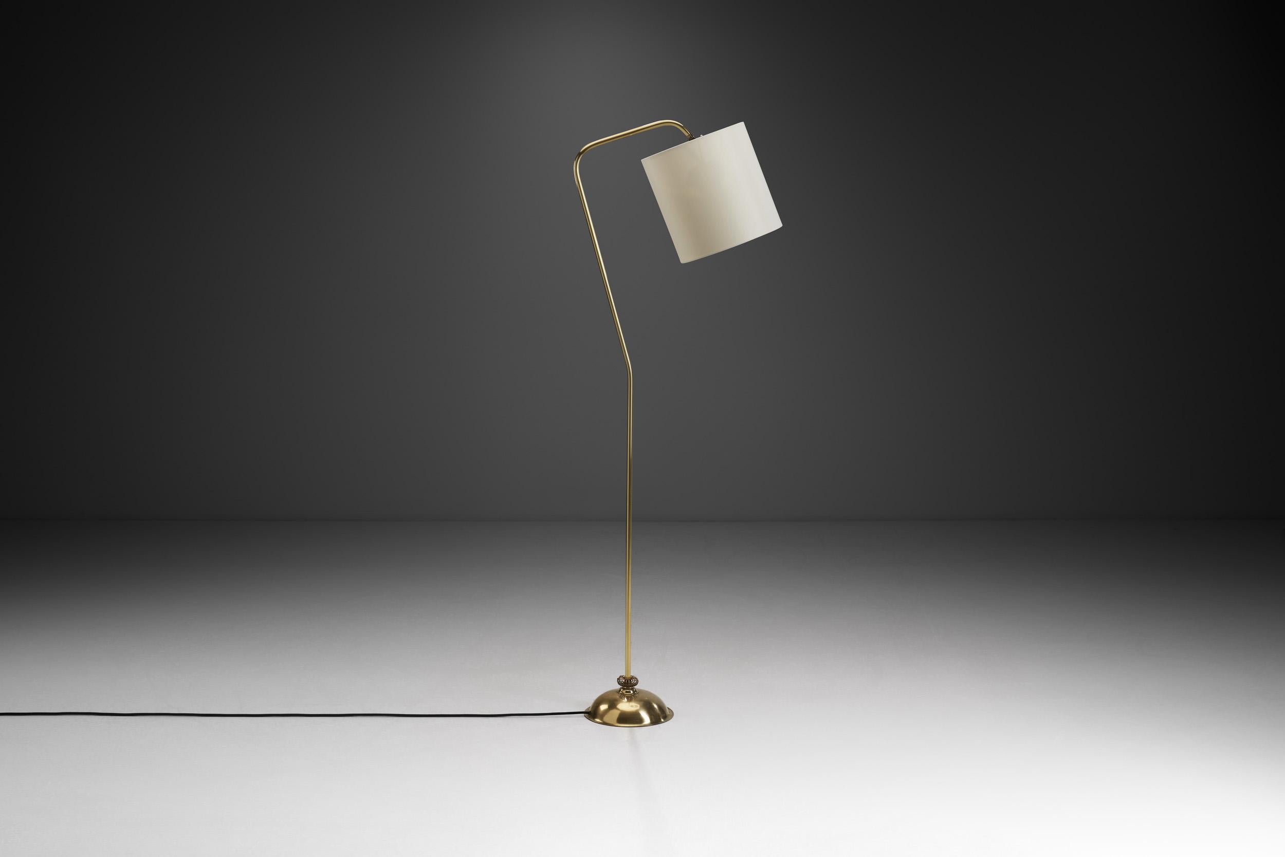 Angewandte Stehlampe aus Messing mit Spiraldekoration, Finnland 1950er Jahre im Zustand „Gut“ im Angebot in Utrecht, NL