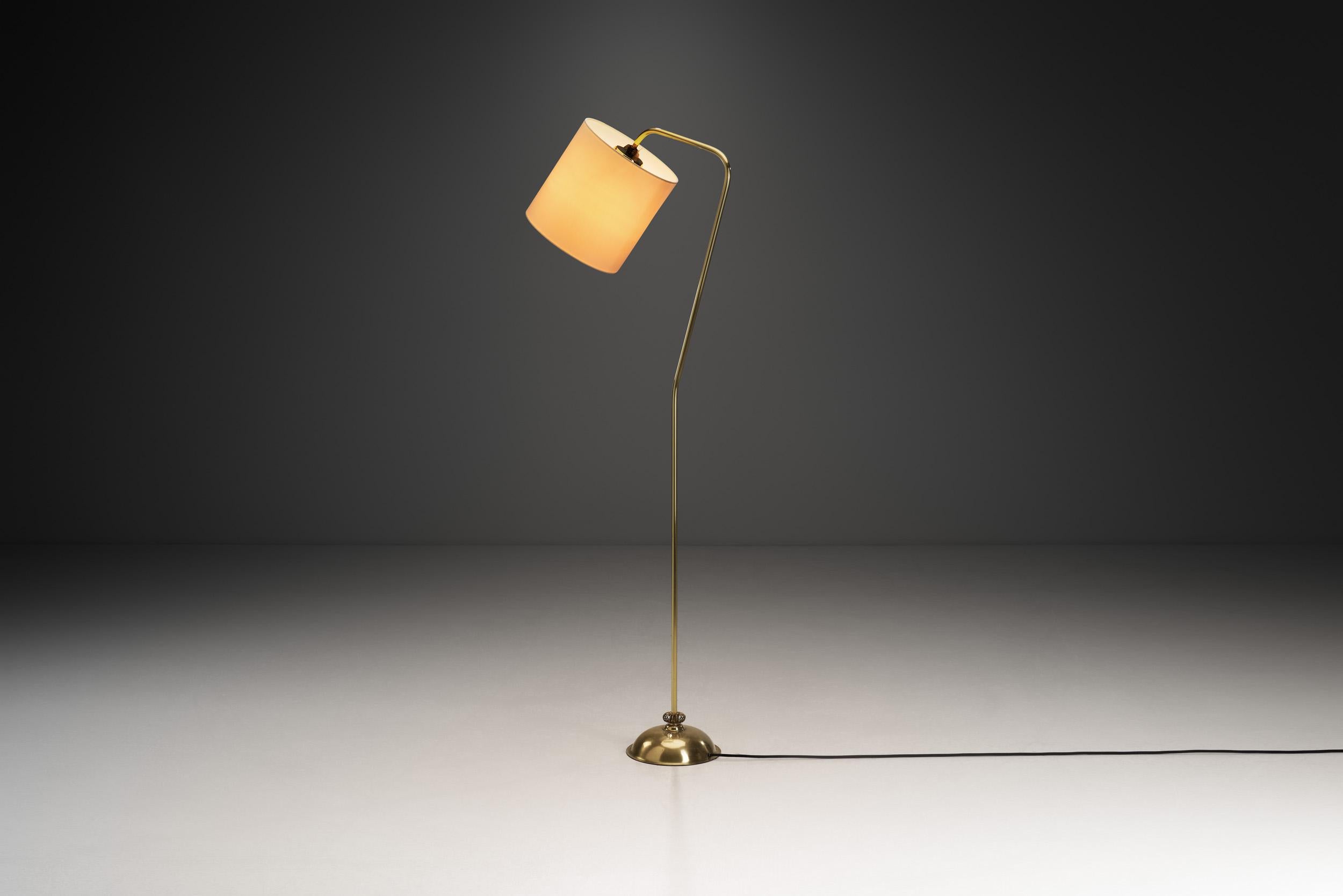 Angewandte Stehlampe aus Messing mit Spiraldekoration, Finnland 1950er Jahre (Mitte des 20. Jahrhunderts) im Angebot