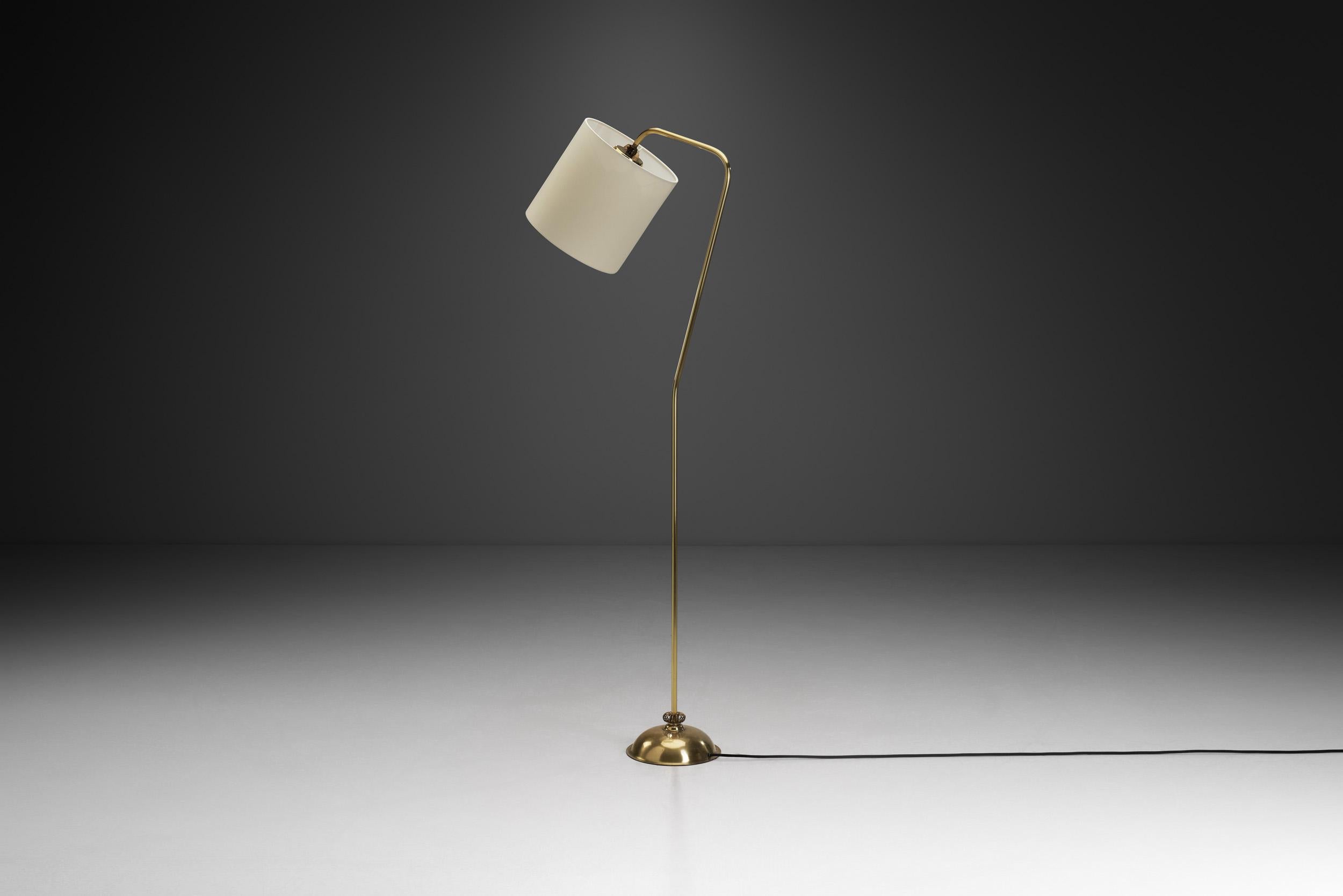 Angewandte Stehlampe aus Messing mit Spiraldekoration, Finnland 1950er Jahre im Angebot 1