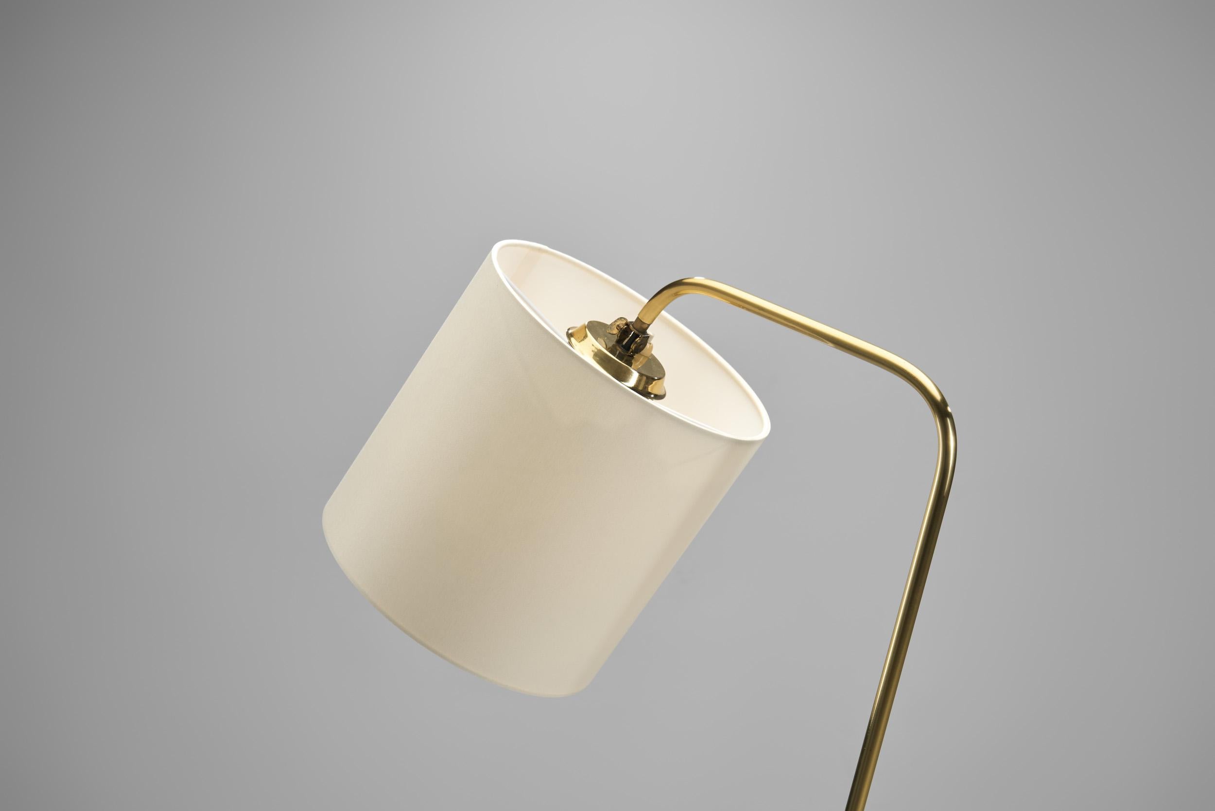 Angewandte Stehlampe aus Messing mit Spiraldekoration, Finnland 1950er Jahre im Angebot 2
