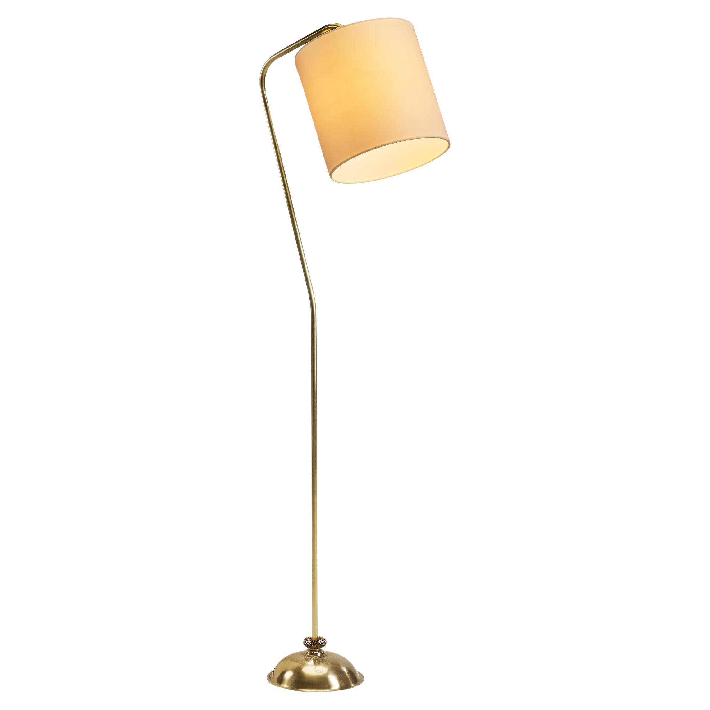 Angewandte Stehlampe aus Messing mit Spiraldekoration, Finnland 1950er Jahre im Angebot