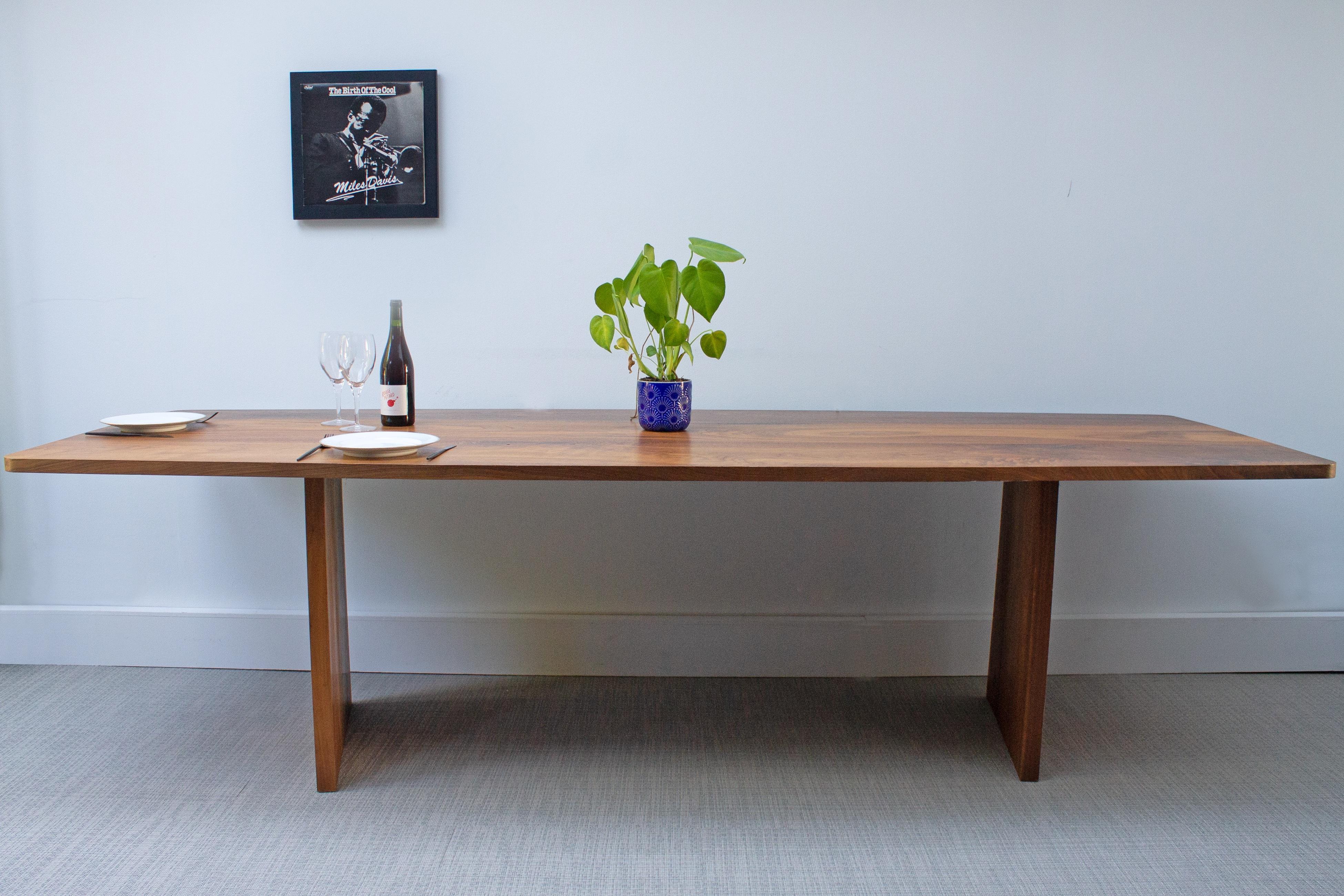 Cette table de salle à manger à la fois originale et élégante est conçue en fonction d'un grand nombre d'angles.

Les pieds sont effilés d'un côté et sont inclinés à différents endroits. Ces angles créent une image complètement différente et