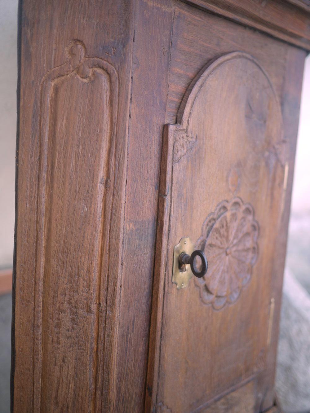 Eckiger Hängeschrank von 1700 aus Eiche

Maße: H.78 - L. 48 - S. 28

Besonderer Schrank, komplett aus Eichenholz gebaut, mit einer Ecktür.
An der Tür ist eine Rosette geschnitzt, und der gesamte untere Teil ist schön geformt und