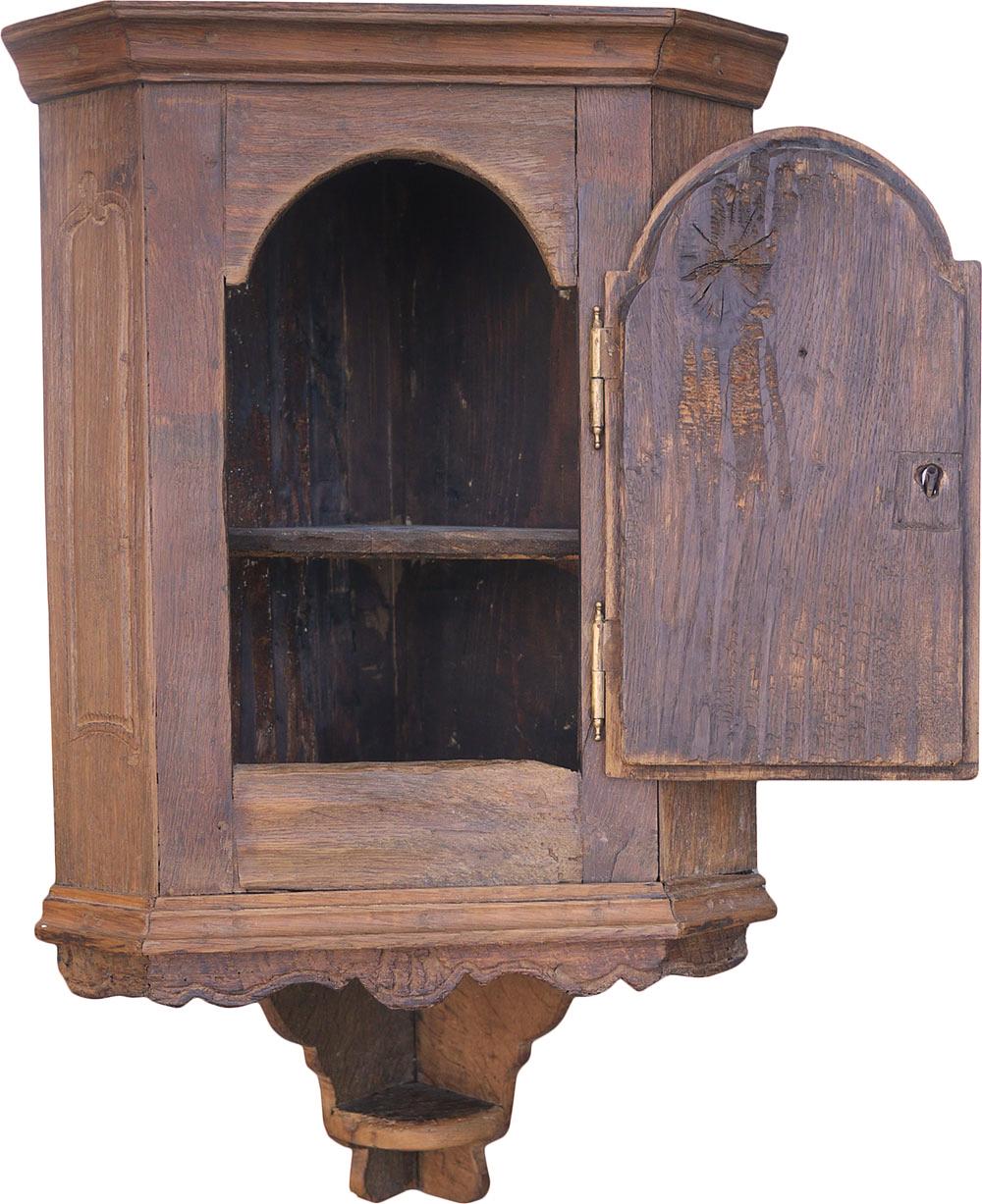 Angular Hanging Oak Cabinet, Central Europe, 1750 In Good Condition For Sale In Albignasego, IT