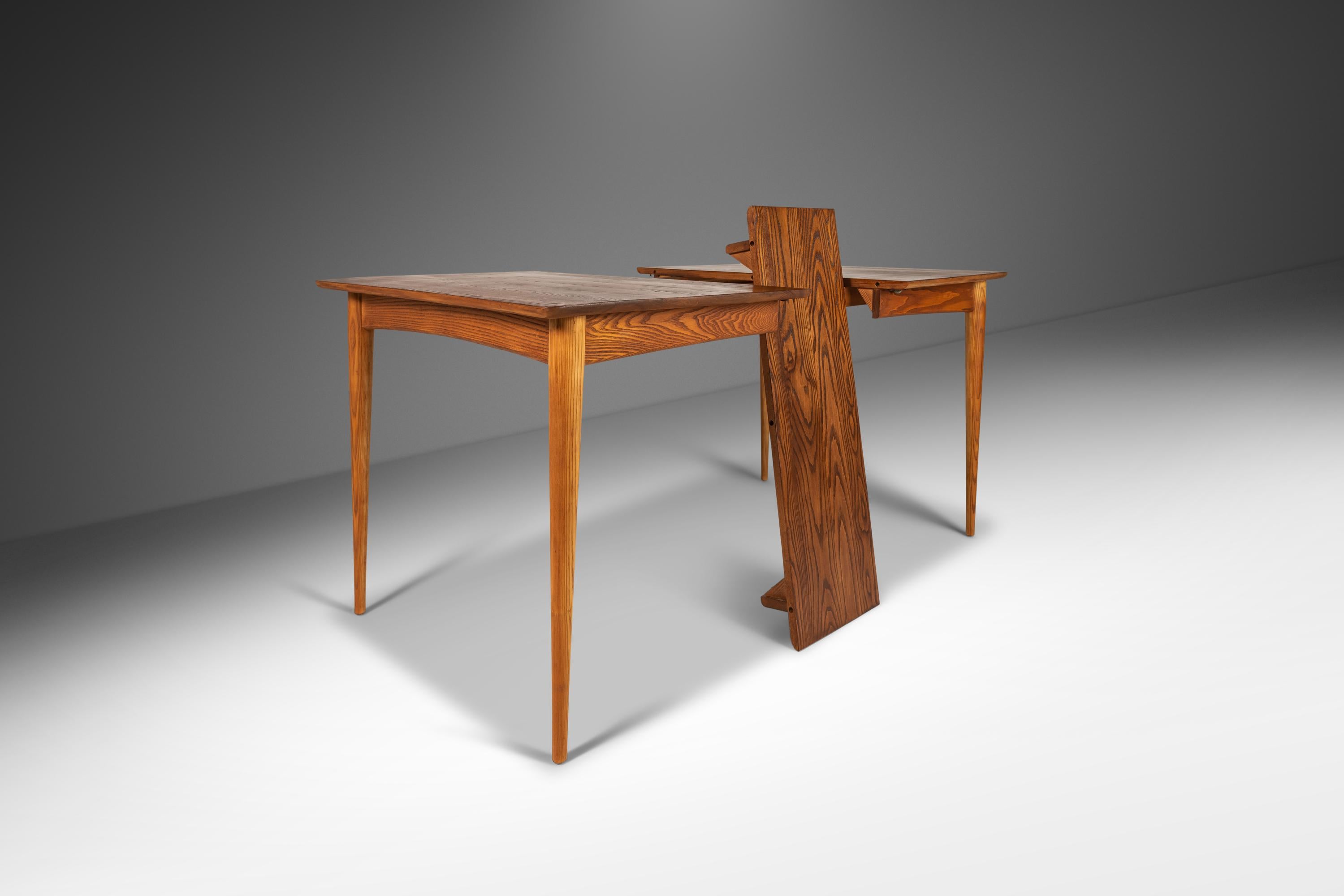 Angular Mid-Century Modern Extension Dining Table in Solid Oak, Usa, circa 1960s For Sale 4