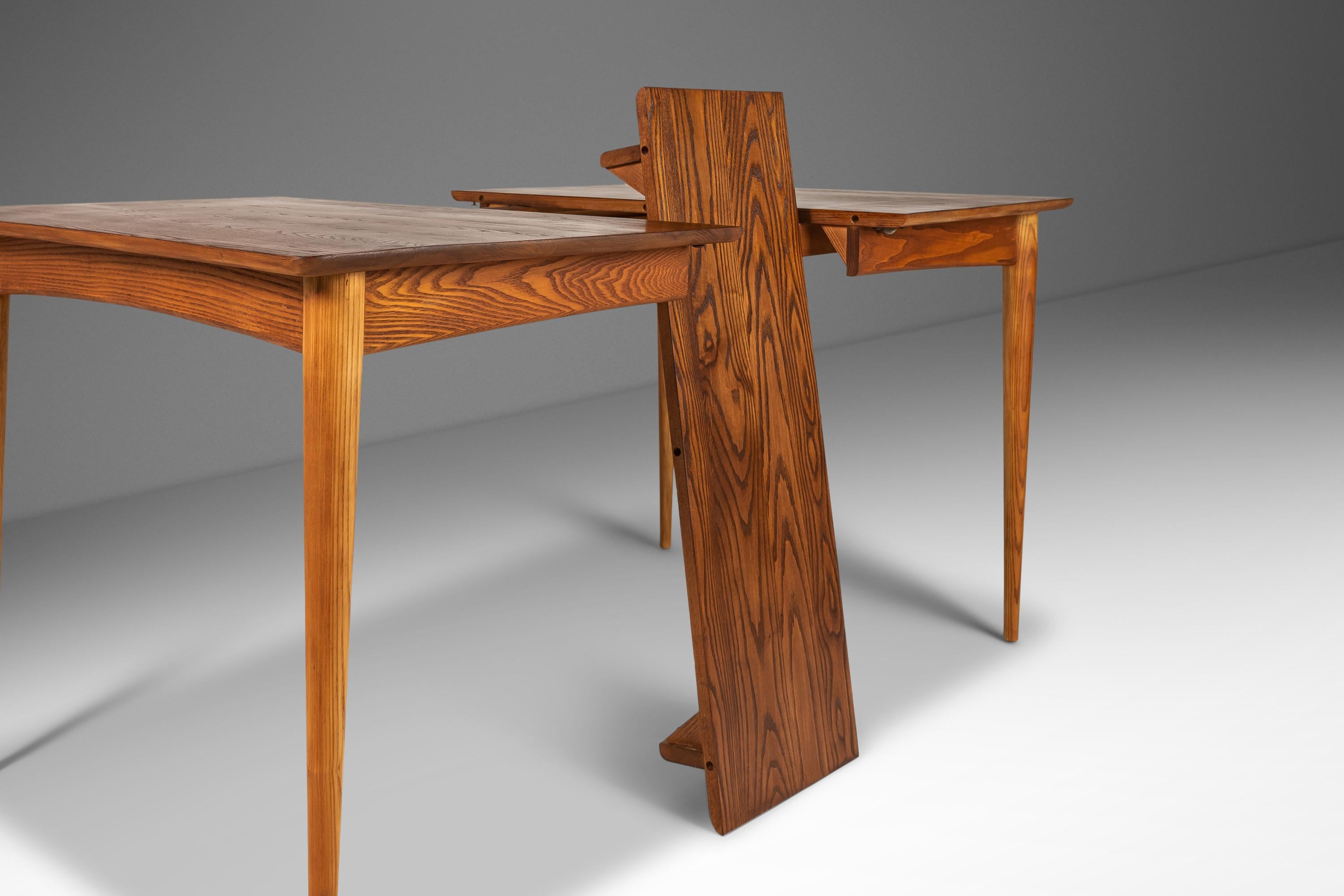 Angular Mid-Century Modern Extension Dining Table in Solid Oak, Usa, circa 1960s For Sale 5