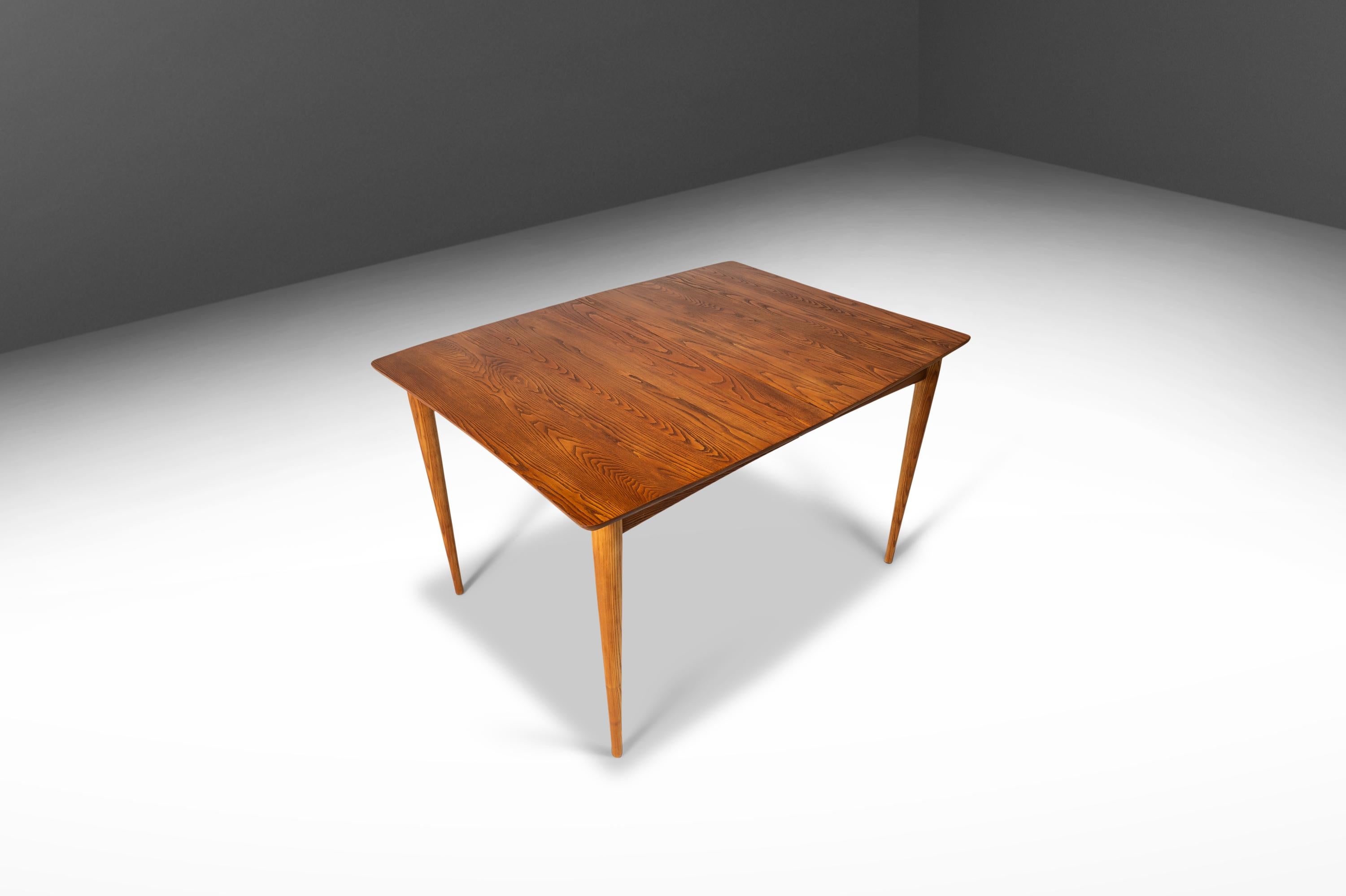 American Angular Mid-Century Modern Extension Dining Table in Solid Oak, Usa, circa 1960s For Sale