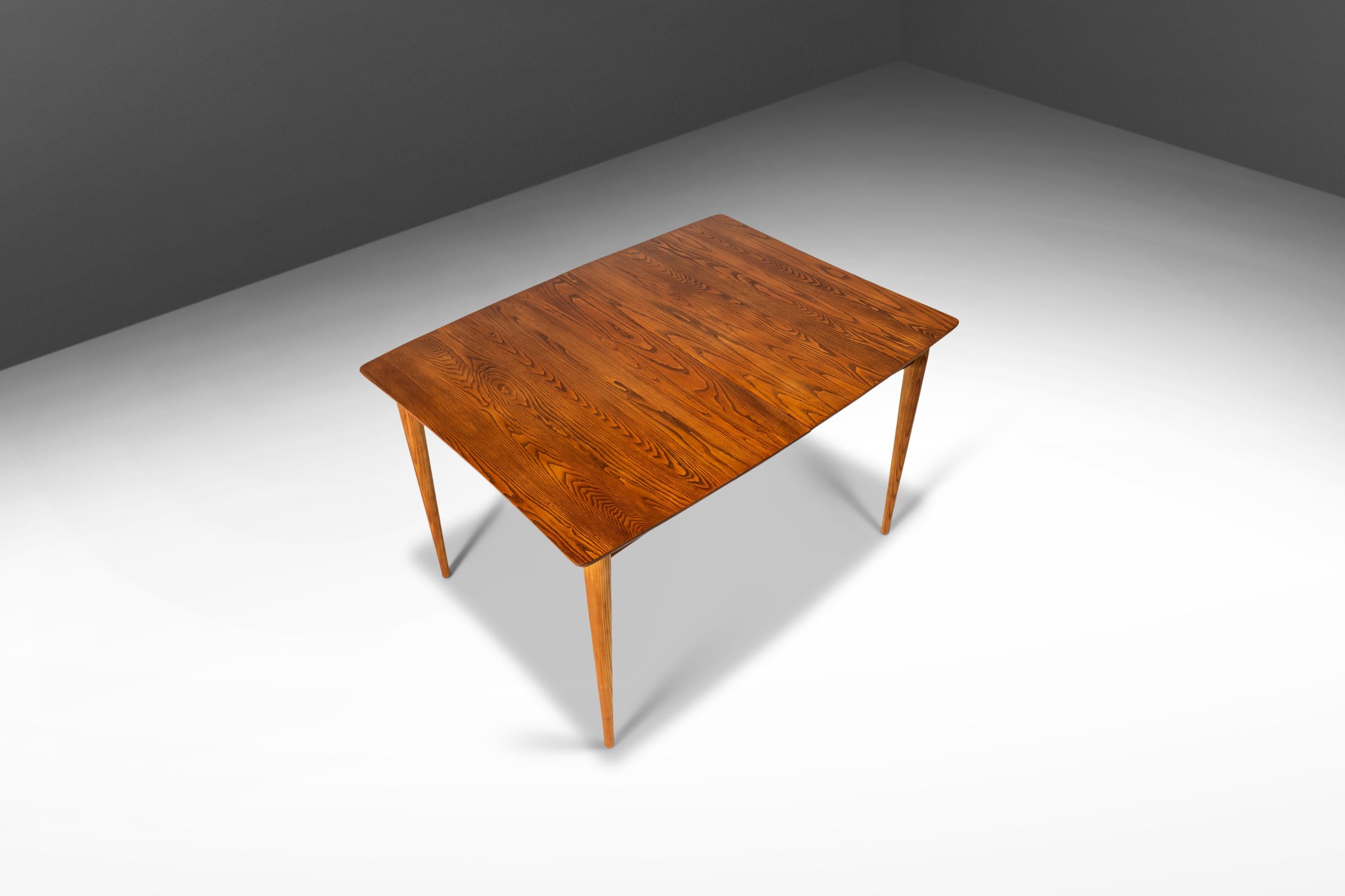Mid-20th Century Angular Mid-Century Modern Extension Dining Table in Solid Oak, Usa, circa 1960s For Sale
