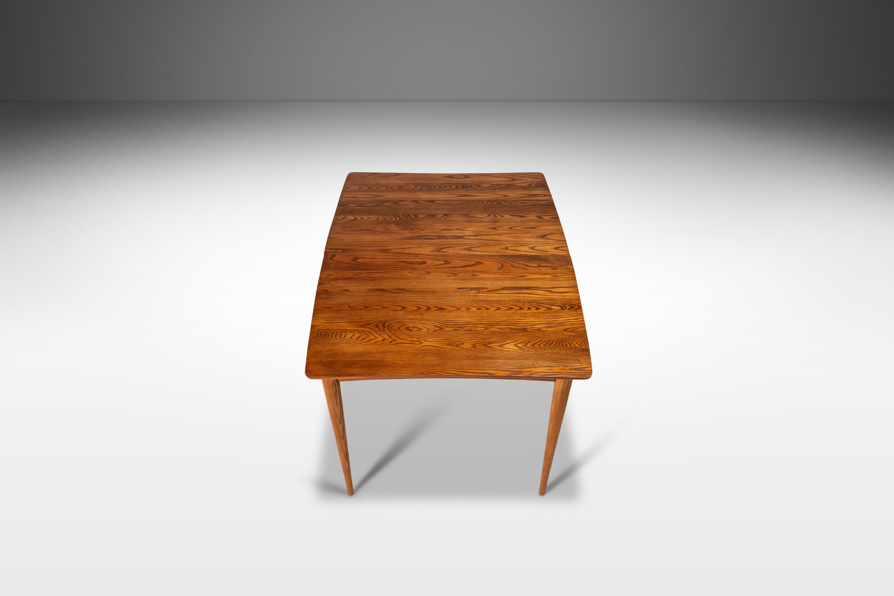 Boxwood Angular Mid-Century Modern Extension Dining Table in Solid Oak, Usa, circa 1960s For Sale