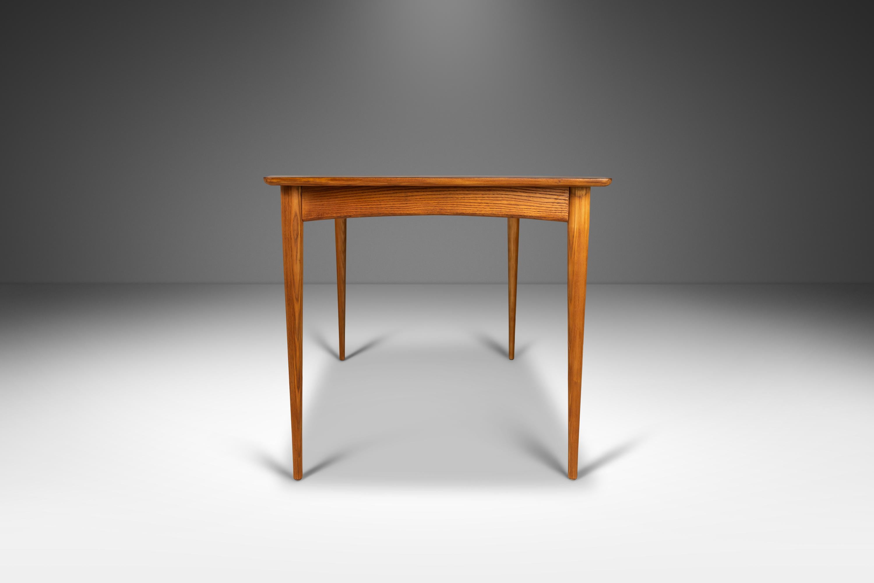 Angular Mid-Century Modern Extension Dining Table in Solid Oak, Usa, circa 1960s For Sale 1