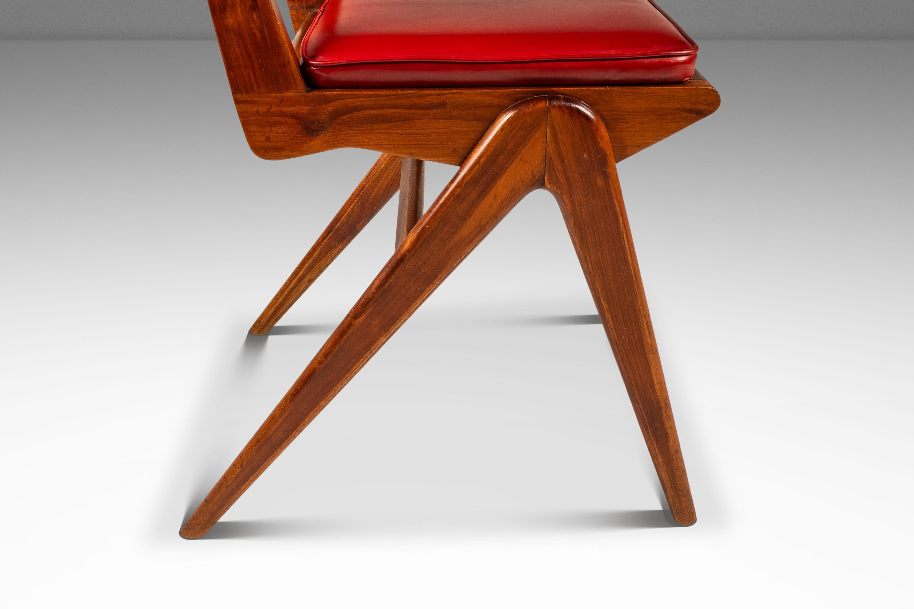 Winkelförmiger, patinierter Stuhl aus Nussbaum und Vinyl nach Carlo De Carli, USA, ca. 1960er Jahre im Angebot 4