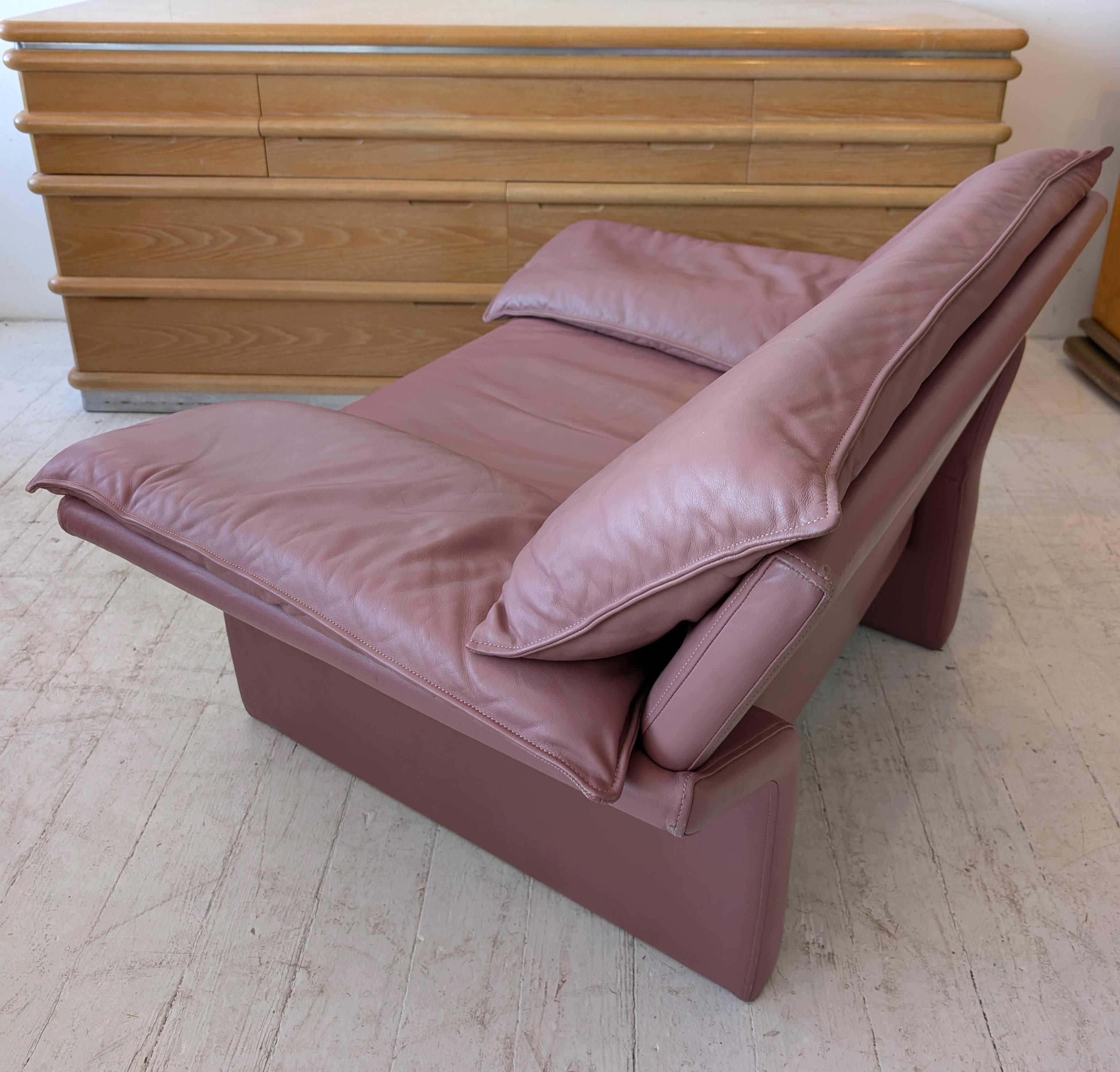 Angulaire postmoderne vintage  Fauteuil en cuir rose/ mauve de Brayton, États-Unis, années 1980 en vente 3