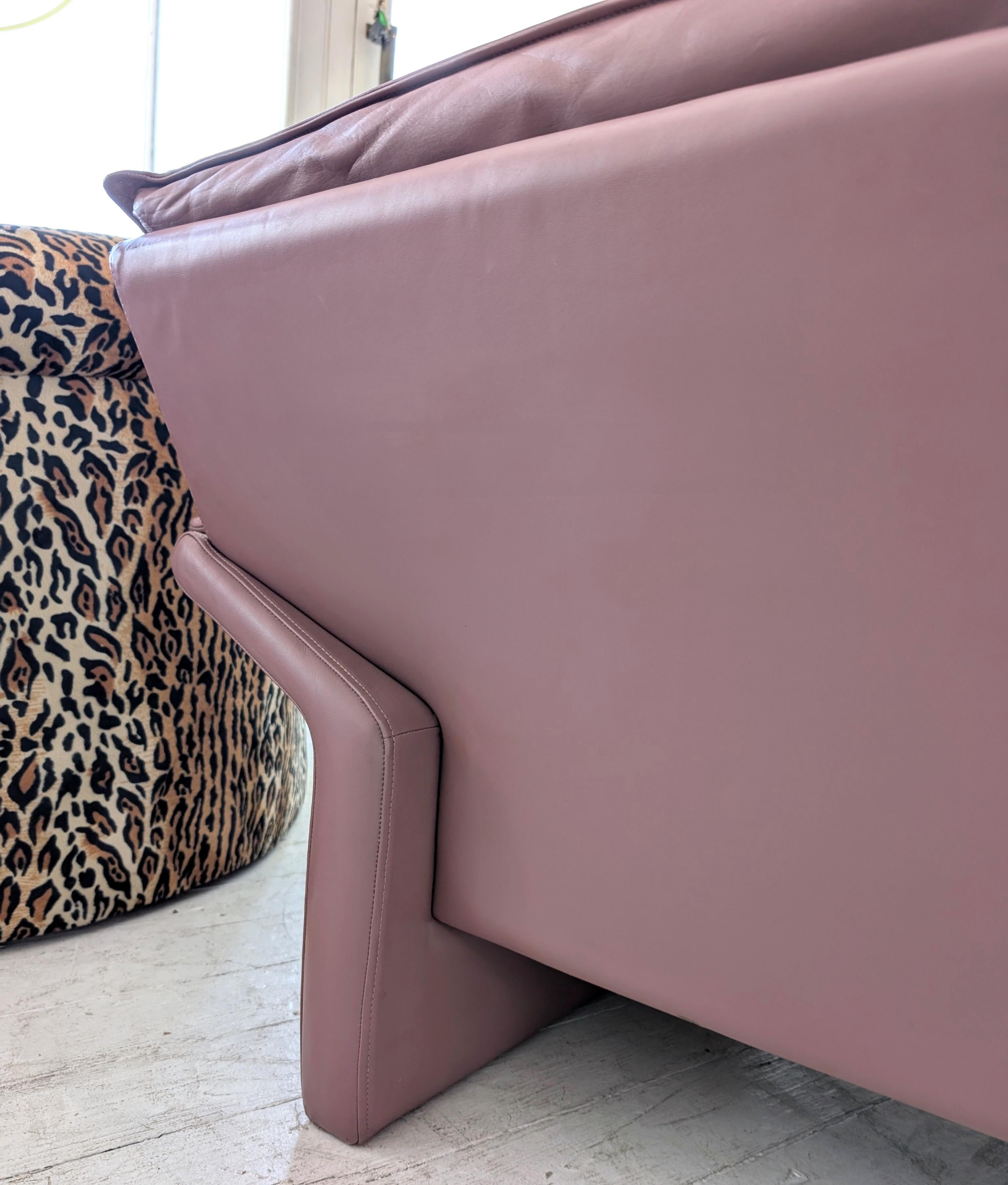 Angulaire postmoderne vintage  Fauteuil en cuir rose/ mauve de Brayton, États-Unis, années 1980 en vente 6