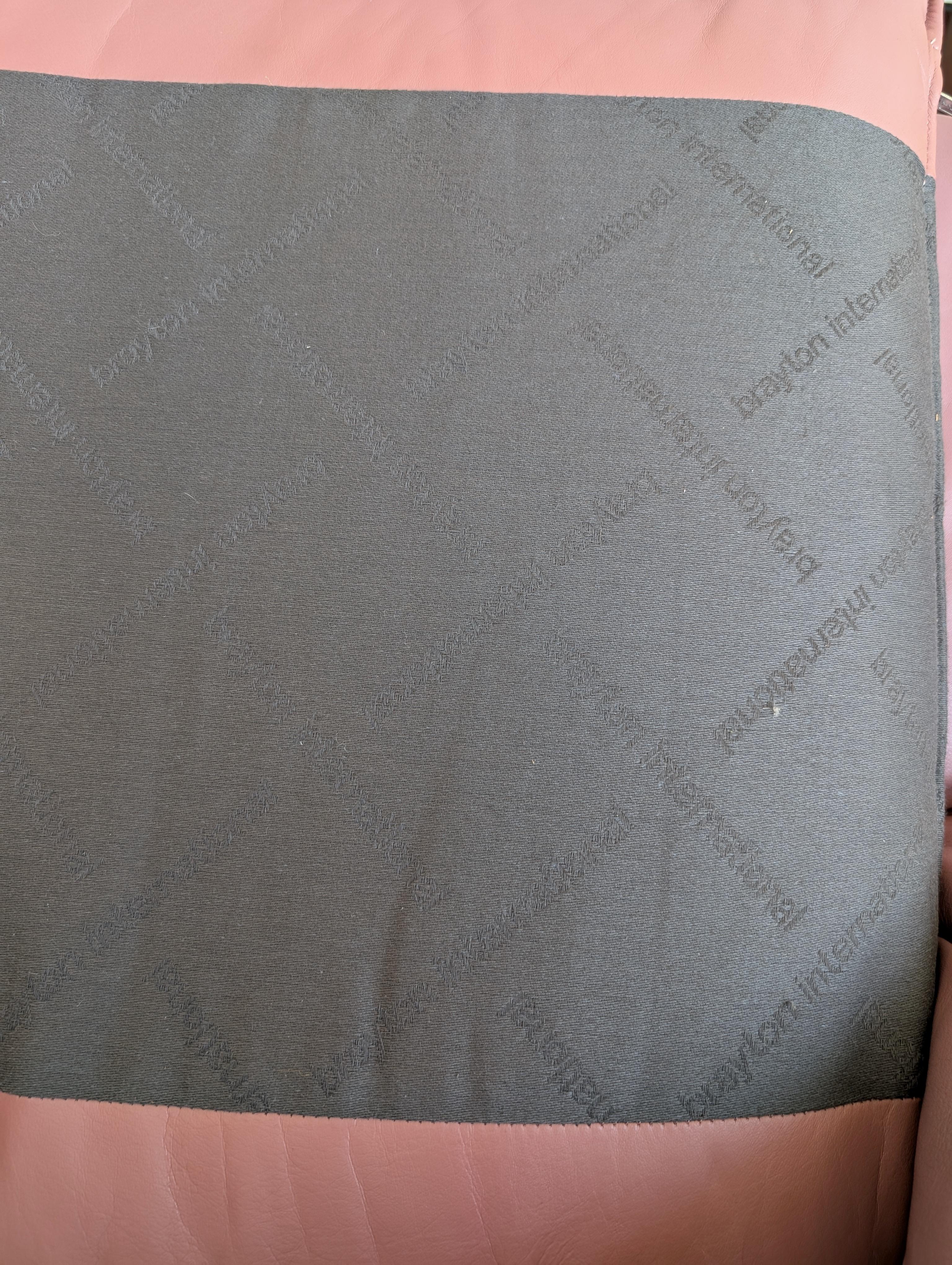 Angulaire postmoderne vintage  Fauteuil en cuir rose/ mauve de Brayton, États-Unis, années 1980 en vente 7