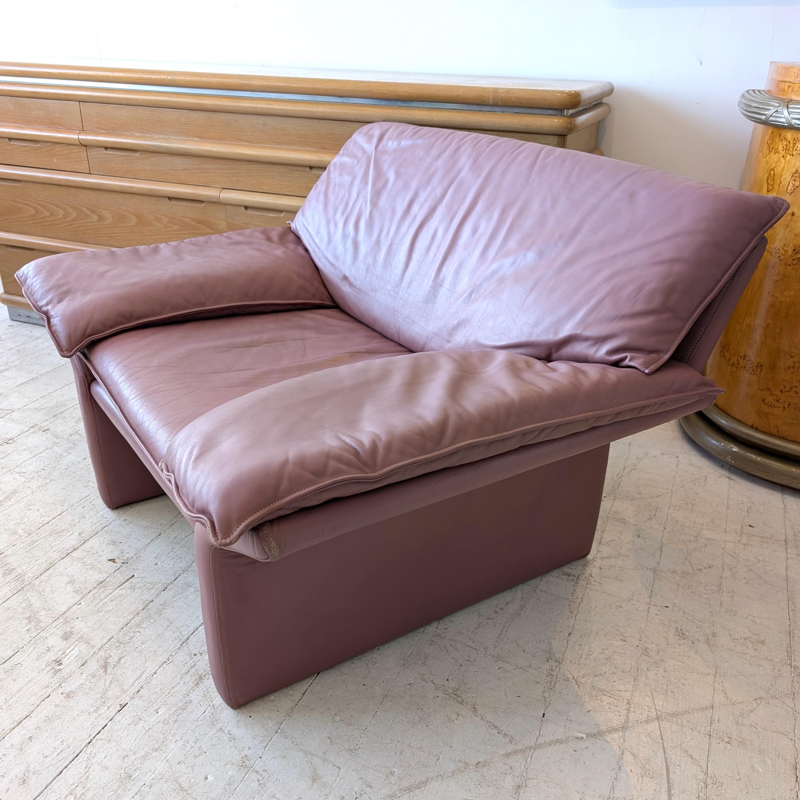Postmoderne Angulaire postmoderne vintage  Fauteuil en cuir rose/ mauve de Brayton, États-Unis, années 1980 en vente