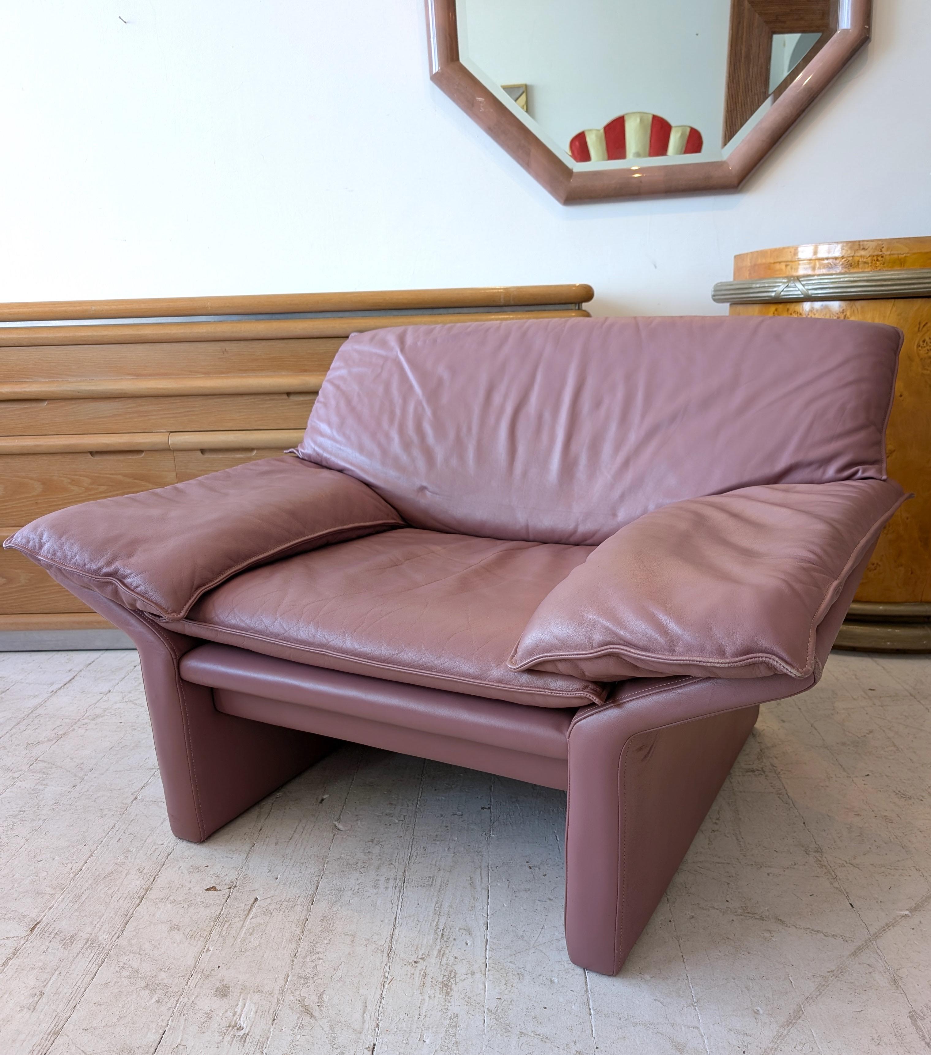 Américain Angulaire postmoderne vintage  Fauteuil en cuir rose/ mauve de Brayton, États-Unis, années 1980 en vente