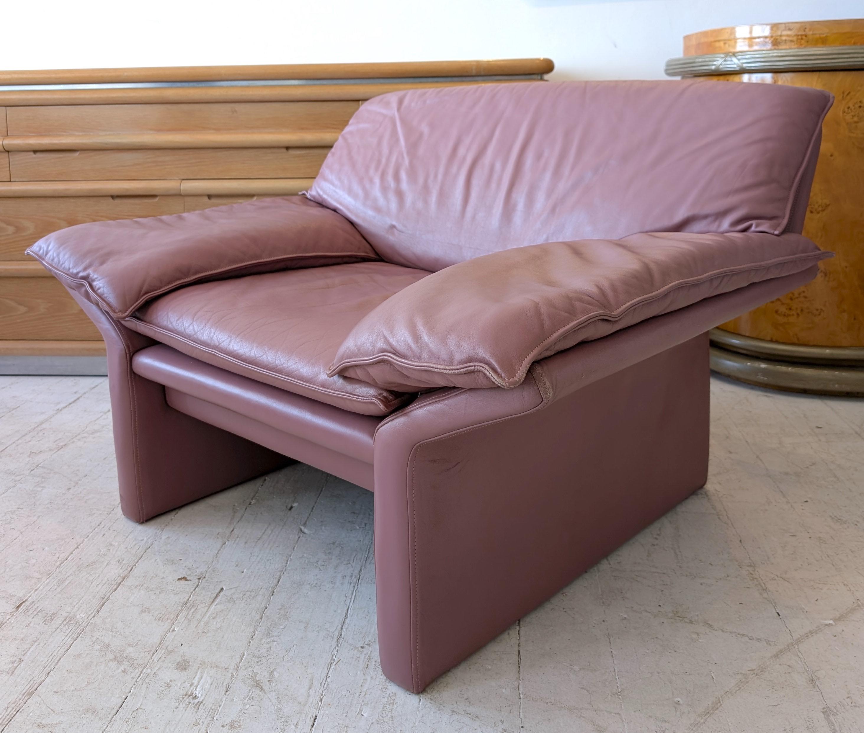 Angulaire postmoderne vintage  Fauteuil en cuir rose/ mauve de Brayton, États-Unis, années 1980 Bon état - En vente à Hastings, GB