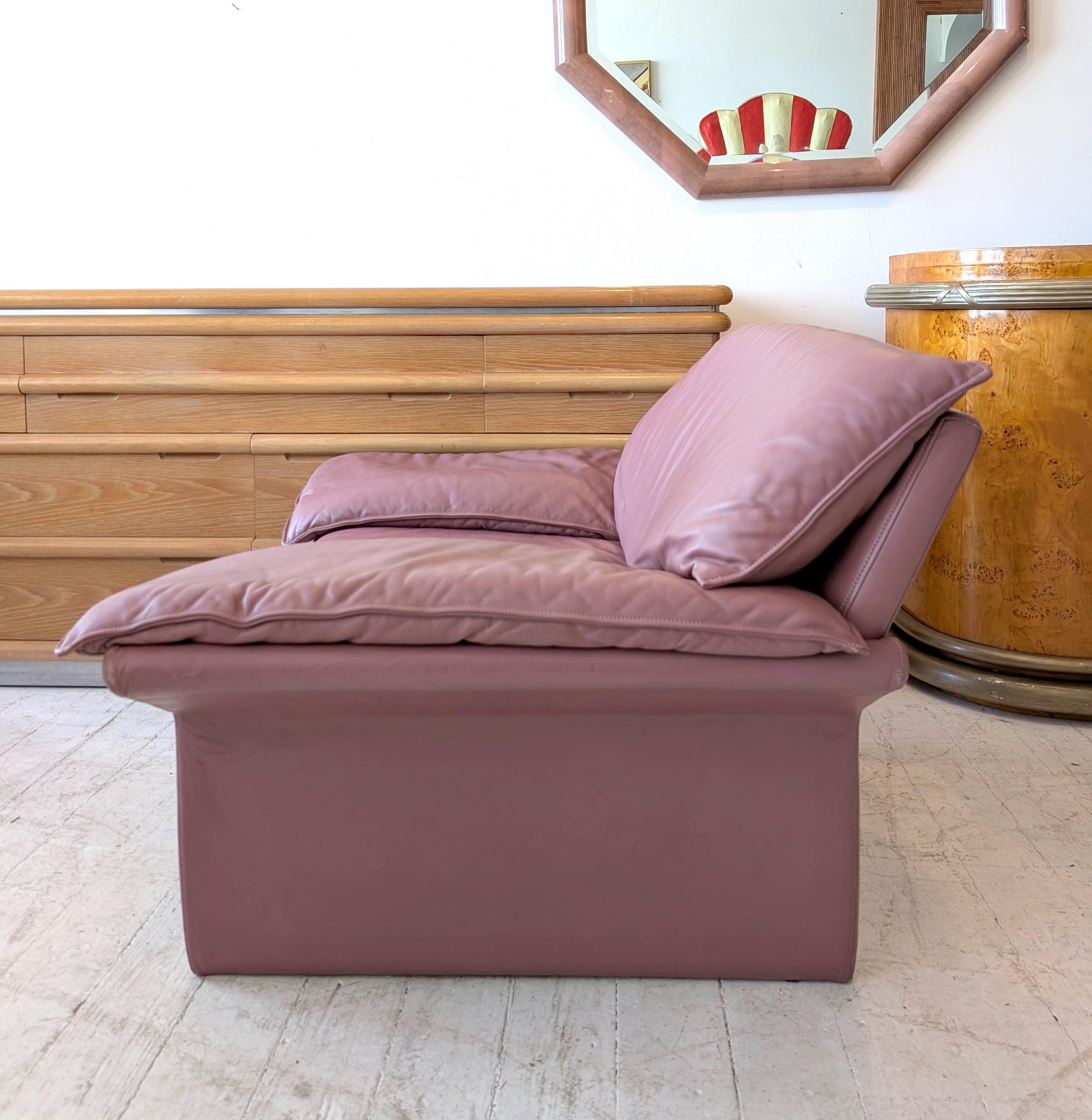 20ième siècle Angulaire postmoderne vintage  Fauteuil en cuir rose/ mauve de Brayton, États-Unis, années 1980 en vente