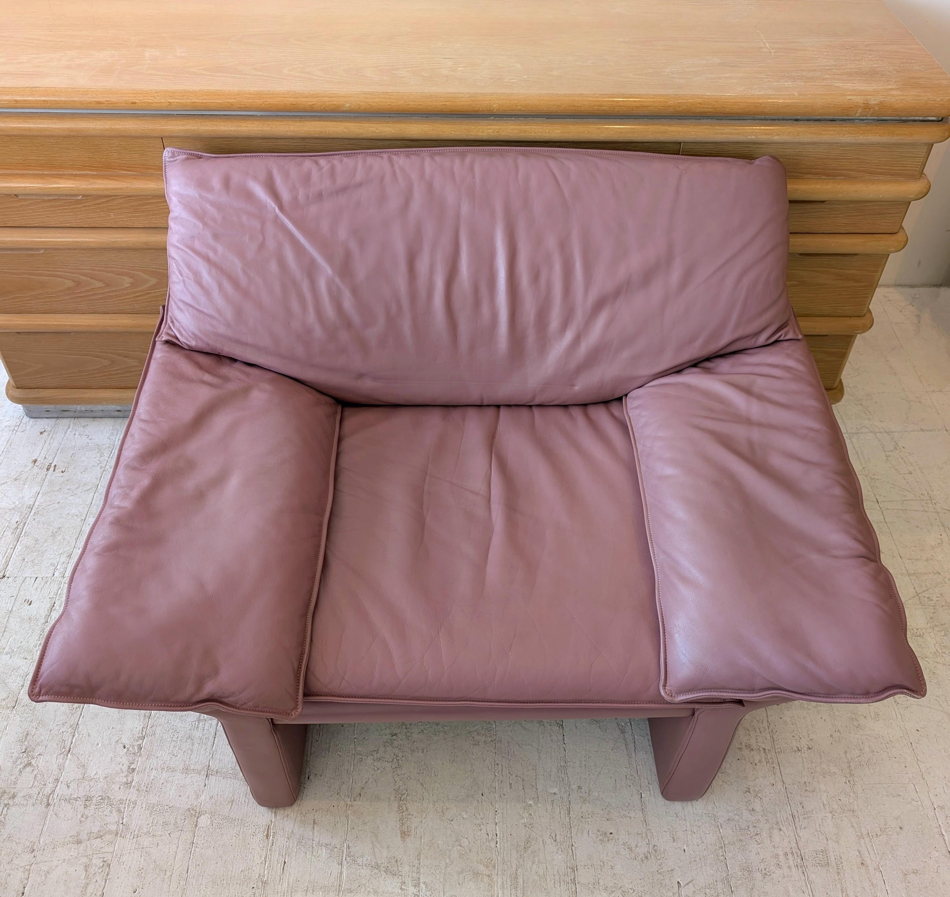 Cuir Angulaire postmoderne vintage  Fauteuil en cuir rose/ mauve de Brayton, États-Unis, années 1980 en vente