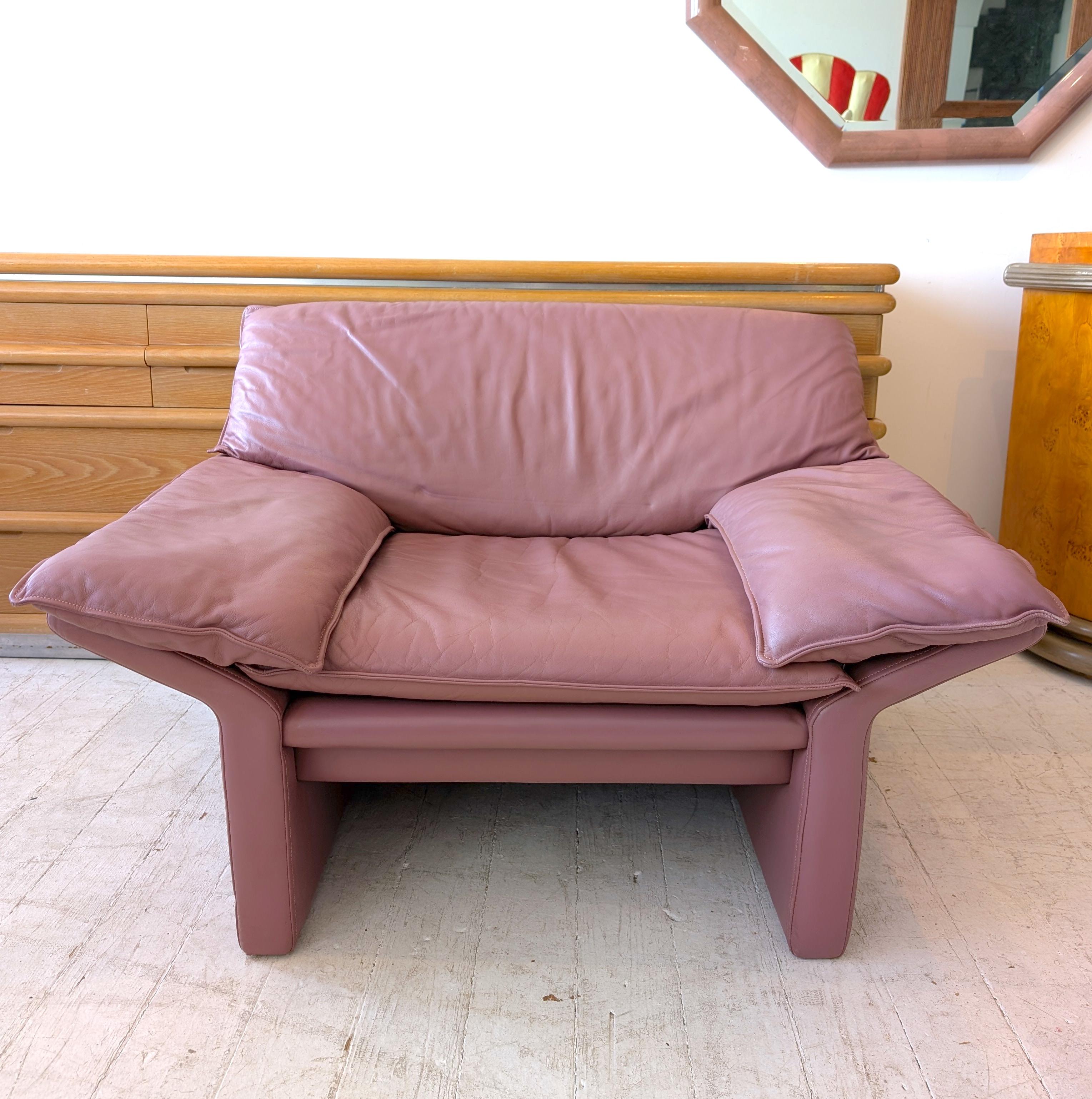Angulaire postmoderne vintage  Fauteuil en cuir rose/ mauve de Brayton, États-Unis, années 1980 en vente 1