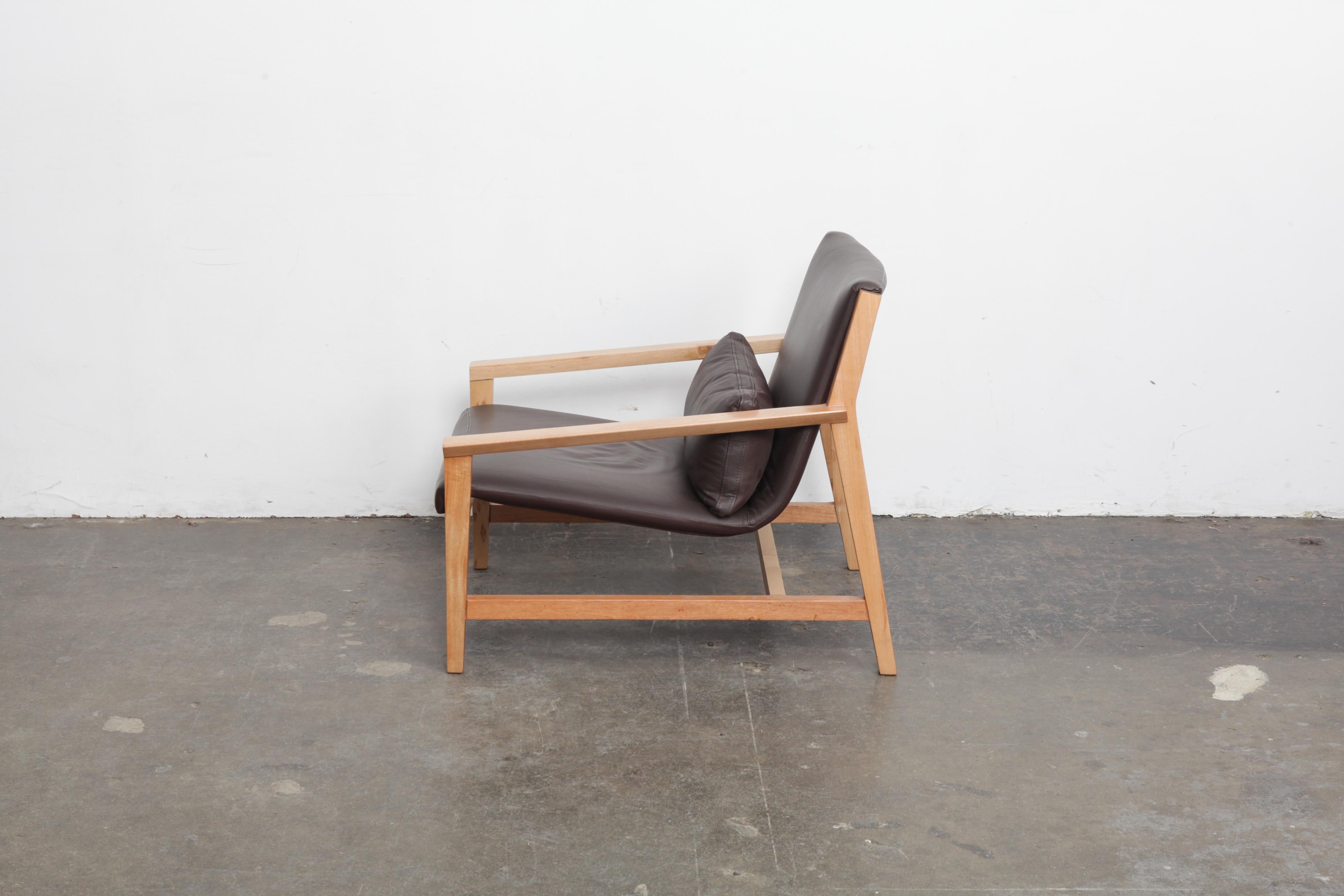 Winkelförmiger Lounge-Sessel mit massivem Ahorngestell und schokoladenbraunem Lederbezug (Moderne) im Angebot
