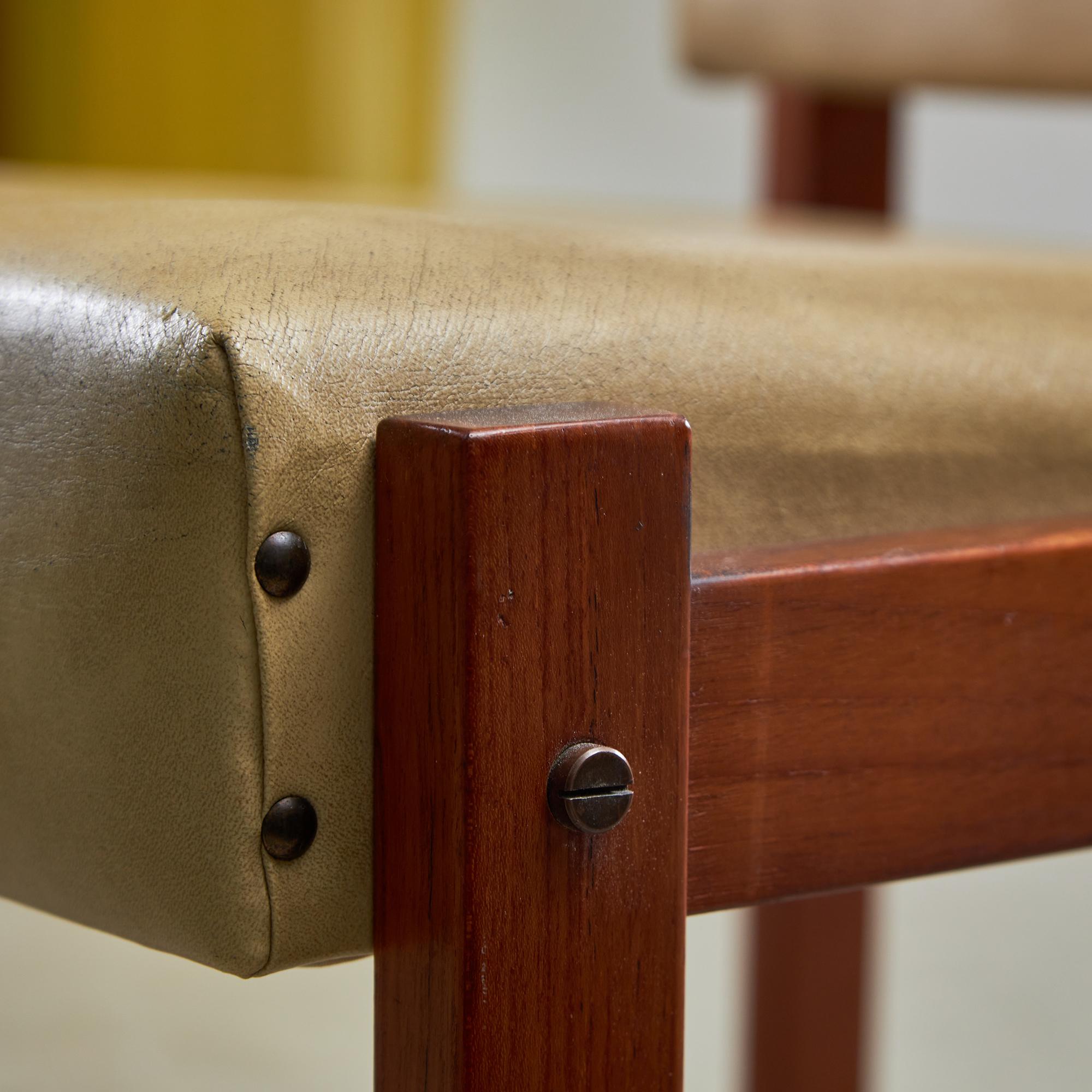 Silla angular de madera de teca y cuero con detalles de cobre, años 70 en venta 5