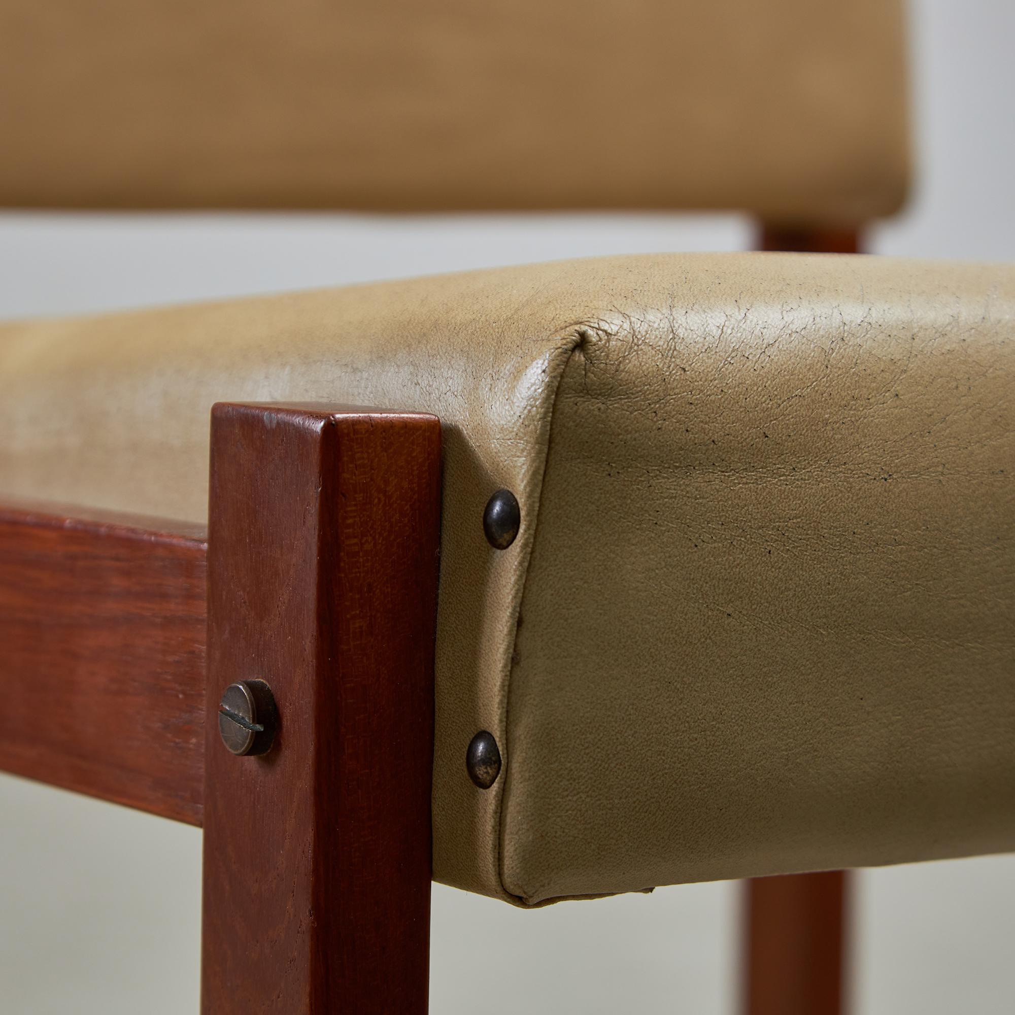 Silla angular de madera de teca y cuero con detalles de cobre, años 70 en venta 7