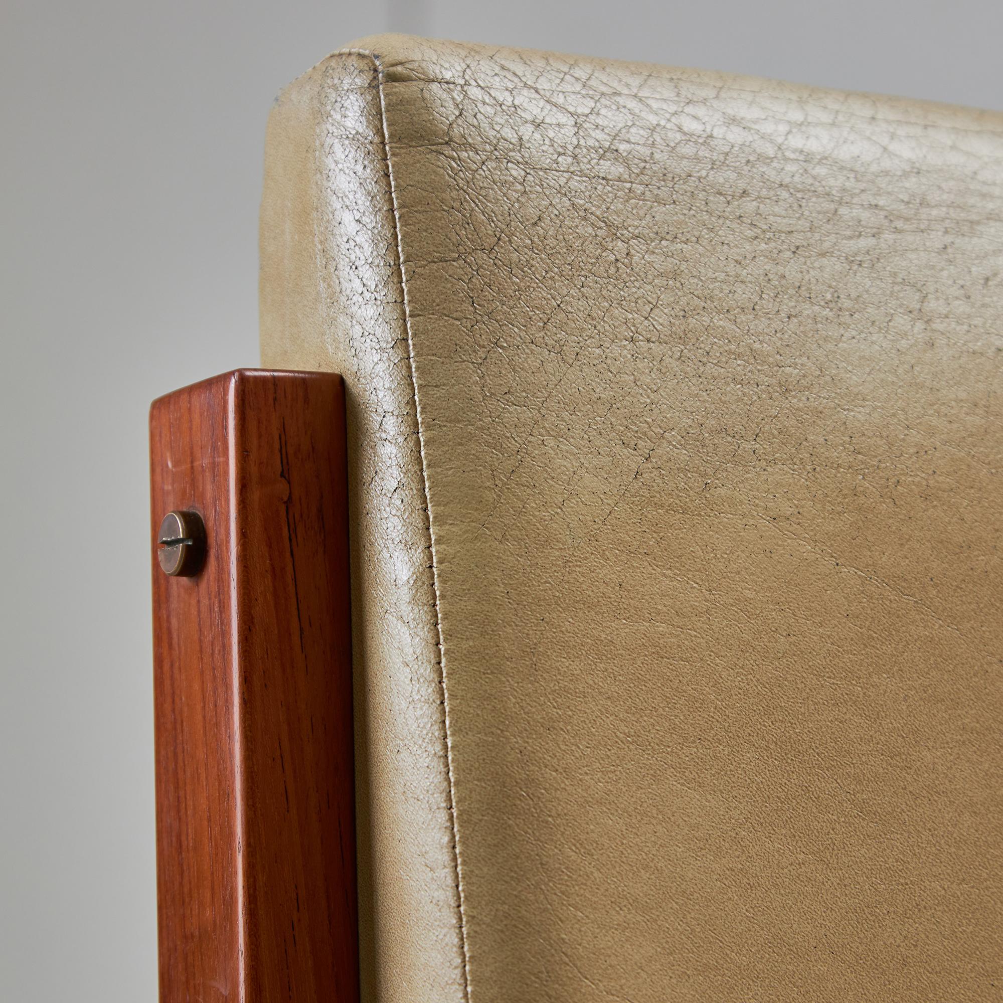 Silla angular de madera de teca y cuero con detalles de cobre, años 70 en venta 8