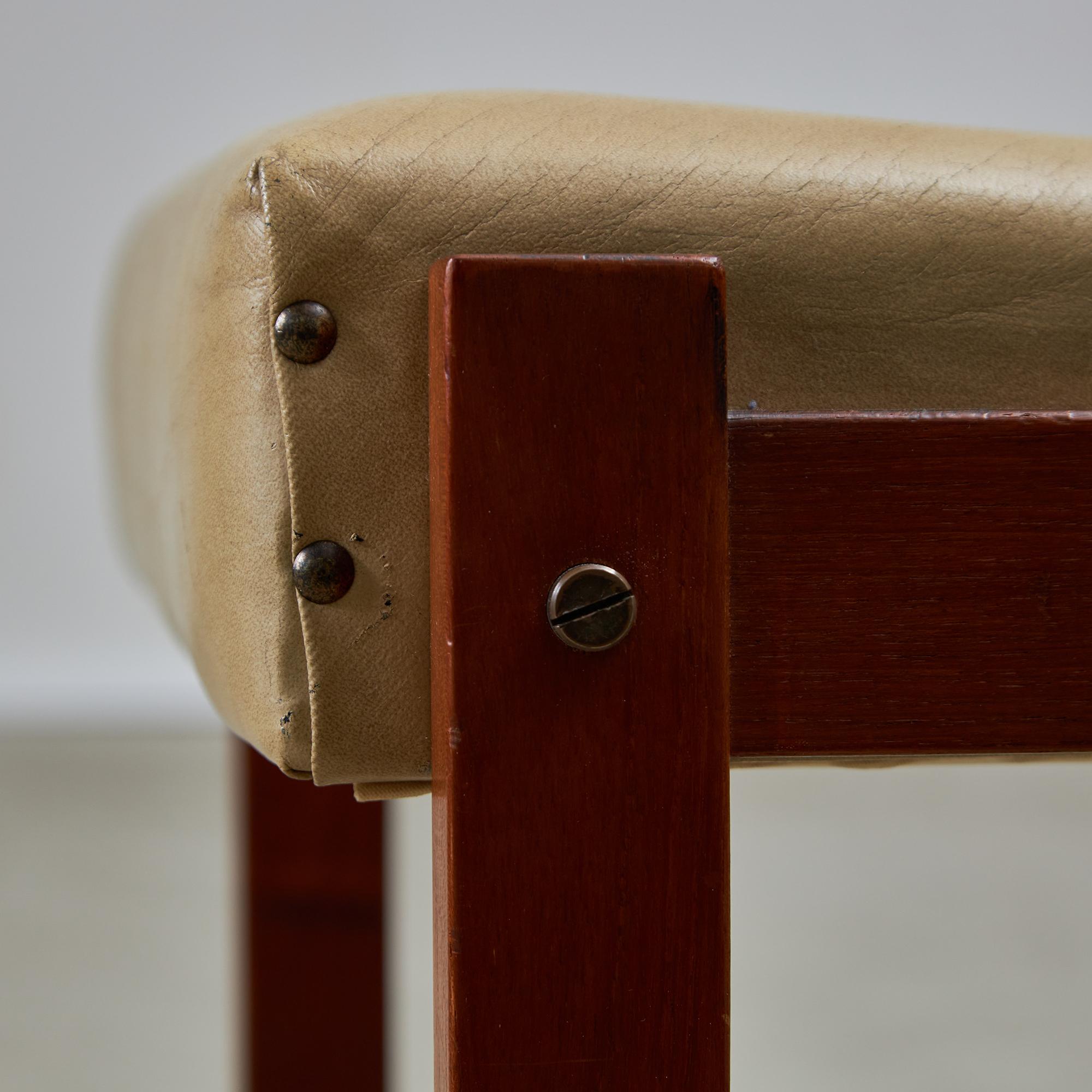 Silla angular de madera de teca y cuero con detalles de cobre, años 70 en venta 10