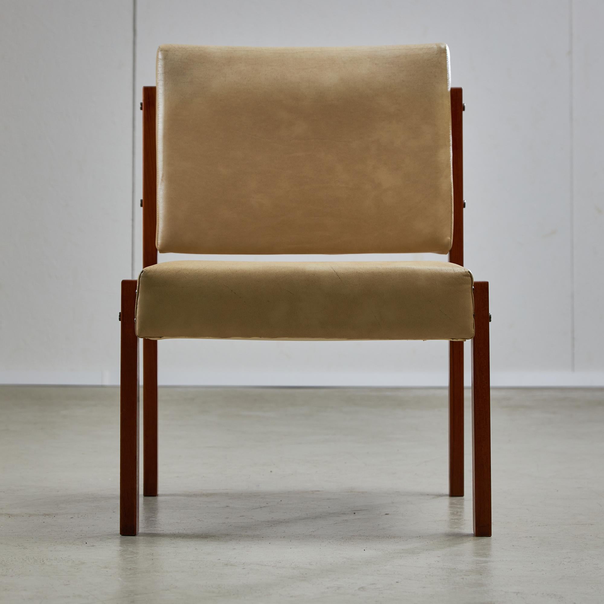 Silla angular de madera de teca y cuero con detalles de cobre, años 70 en venta 11