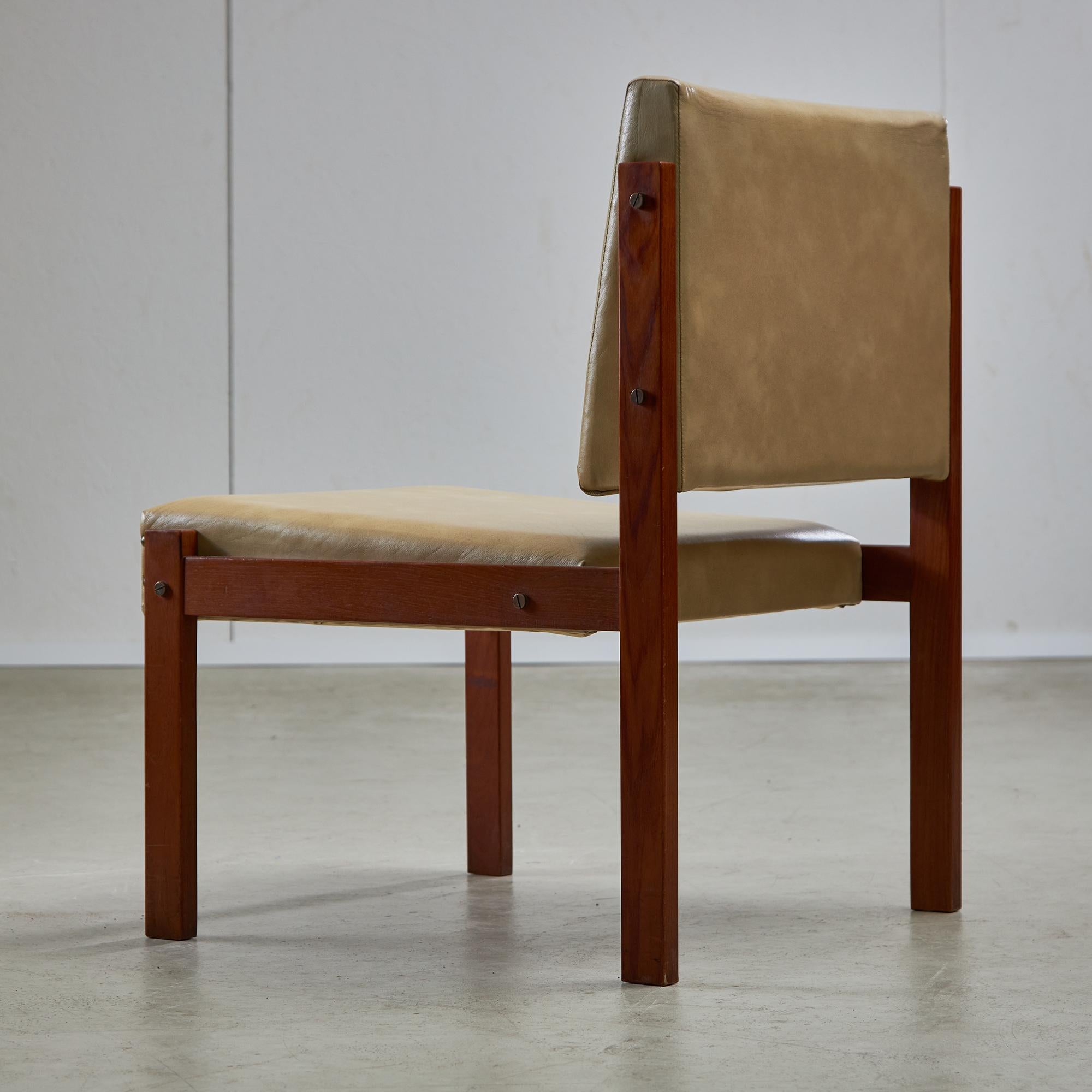 Silla angular de madera de teca y cuero con detalles de cobre, años 70 en venta 12