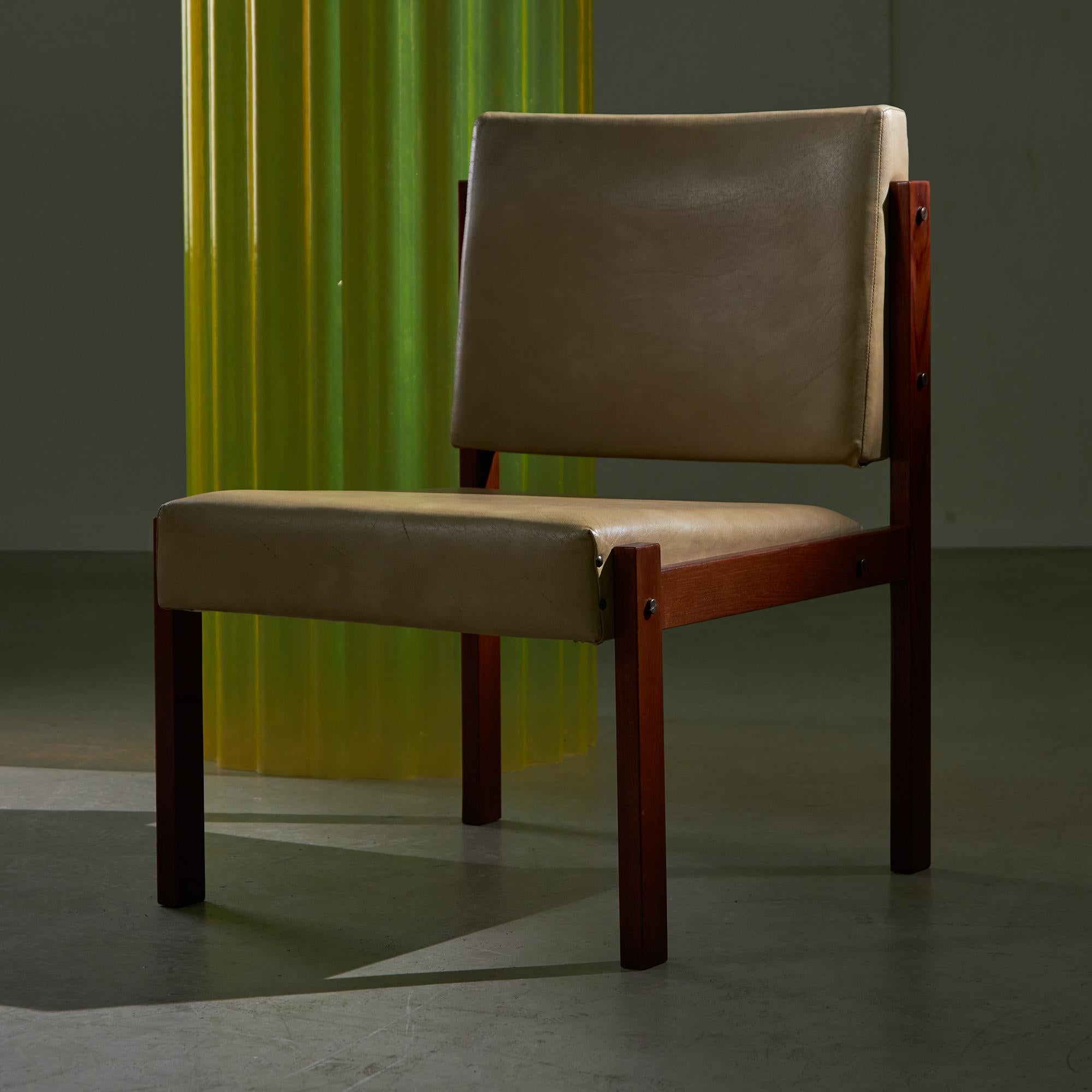 Silla angular de madera de teca y cuero con detalles de cobre, años 70 en venta 13