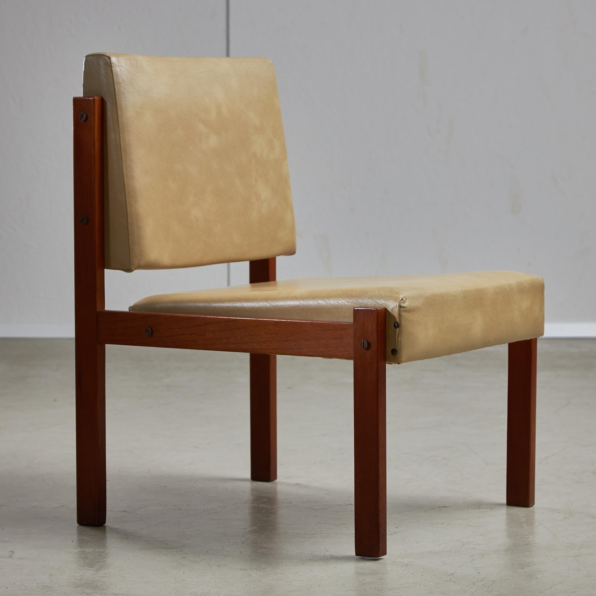 Silla angular de madera de teca y cuero con detalles de cobre, años 70 en Bueno estado para la venta en Budapest, HU