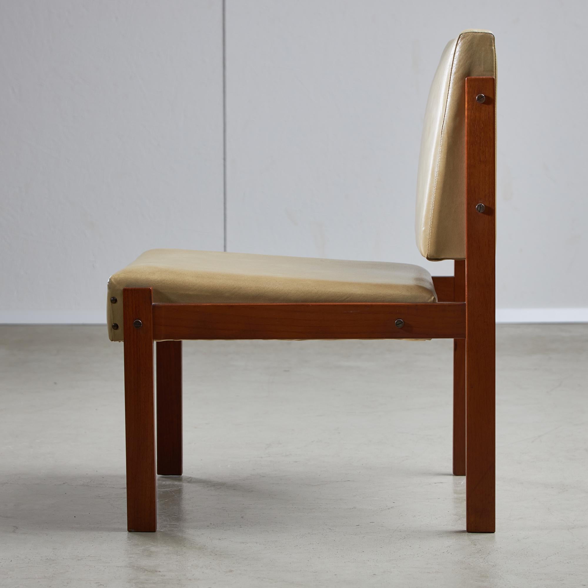 Silla angular de madera de teca y cuero con detalles de cobre, años 70 finales del siglo XX en venta