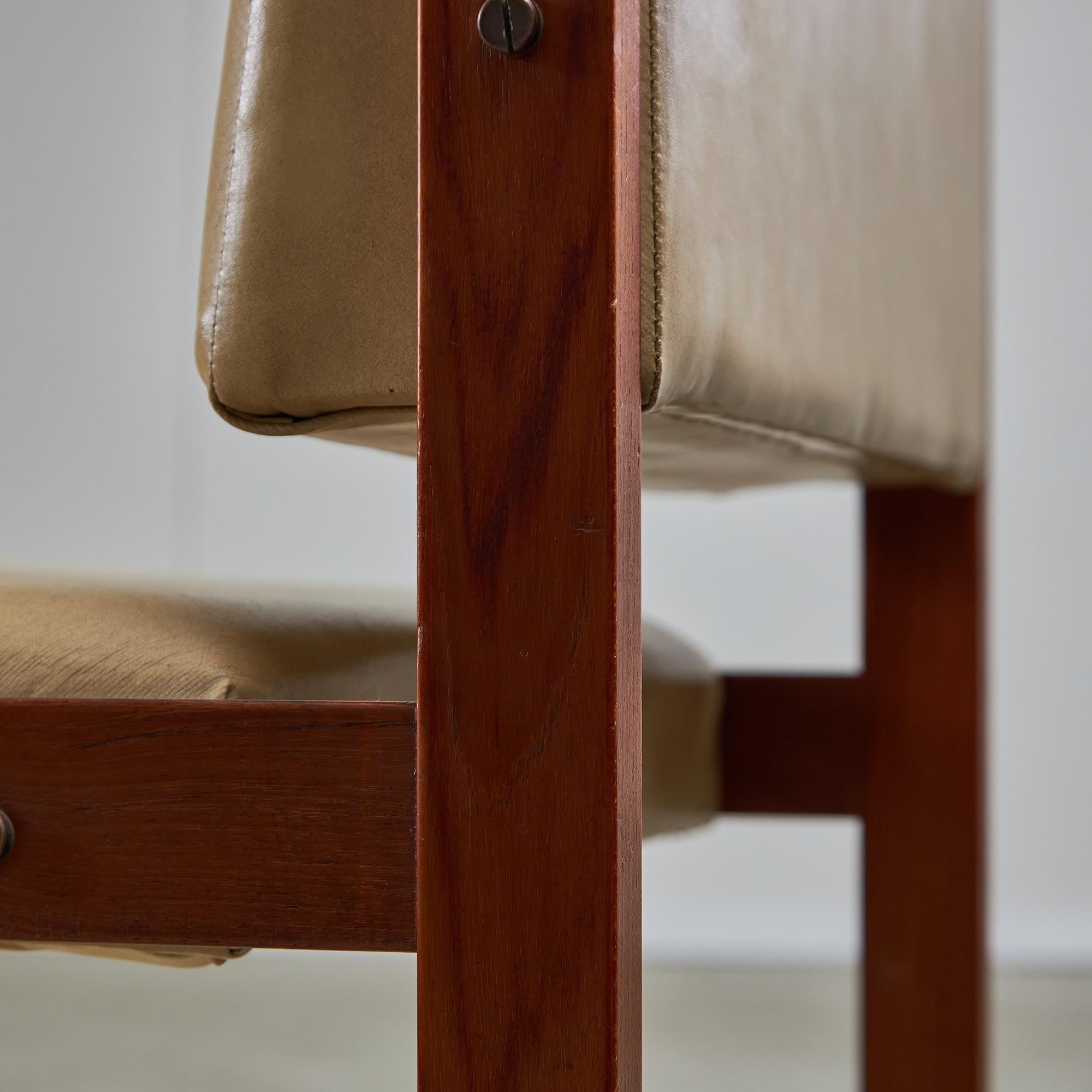 Silla angular de madera de teca y cuero con detalles de cobre, años 70 Cuero en venta