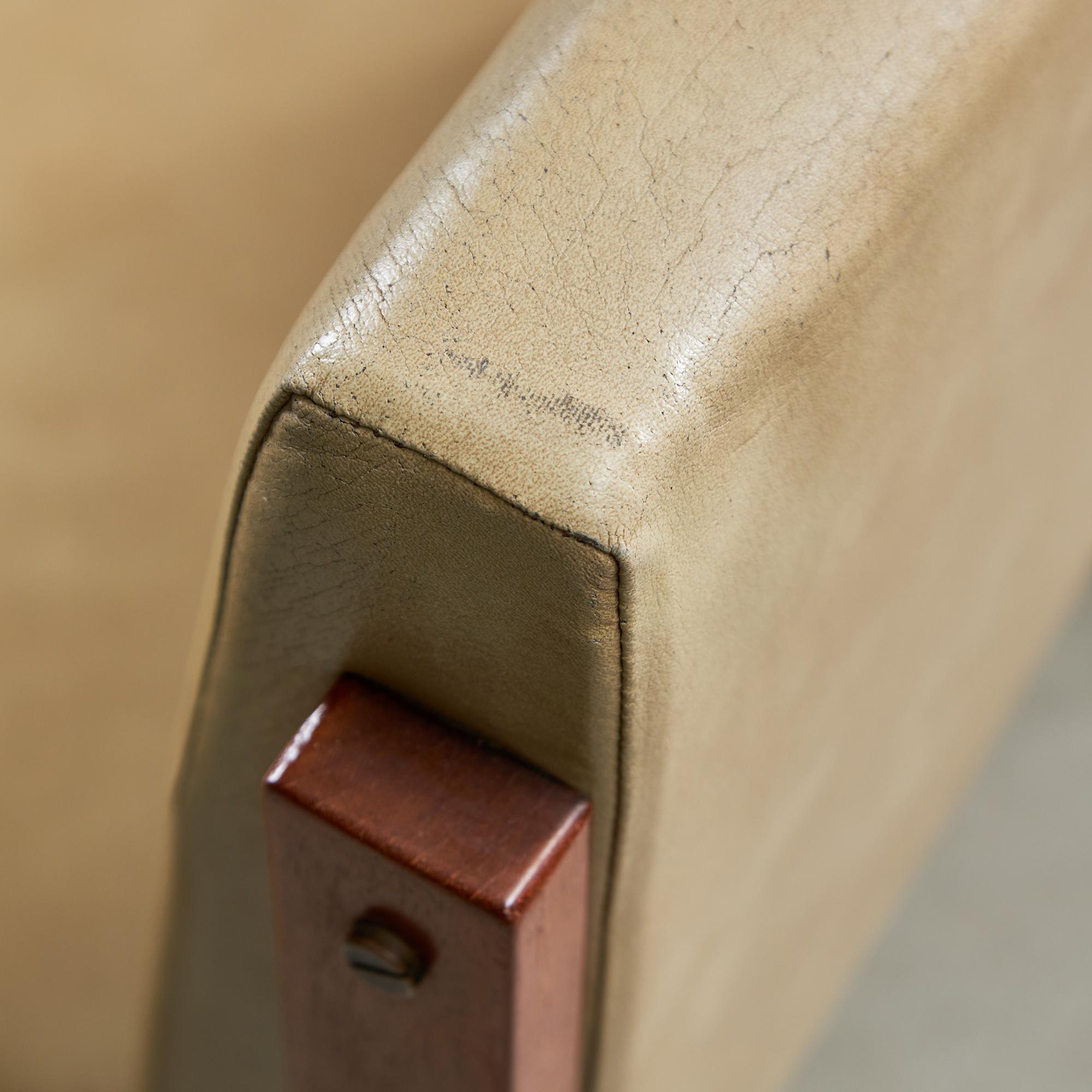 Silla angular de madera de teca y cuero con detalles de cobre, años 70 en venta 1