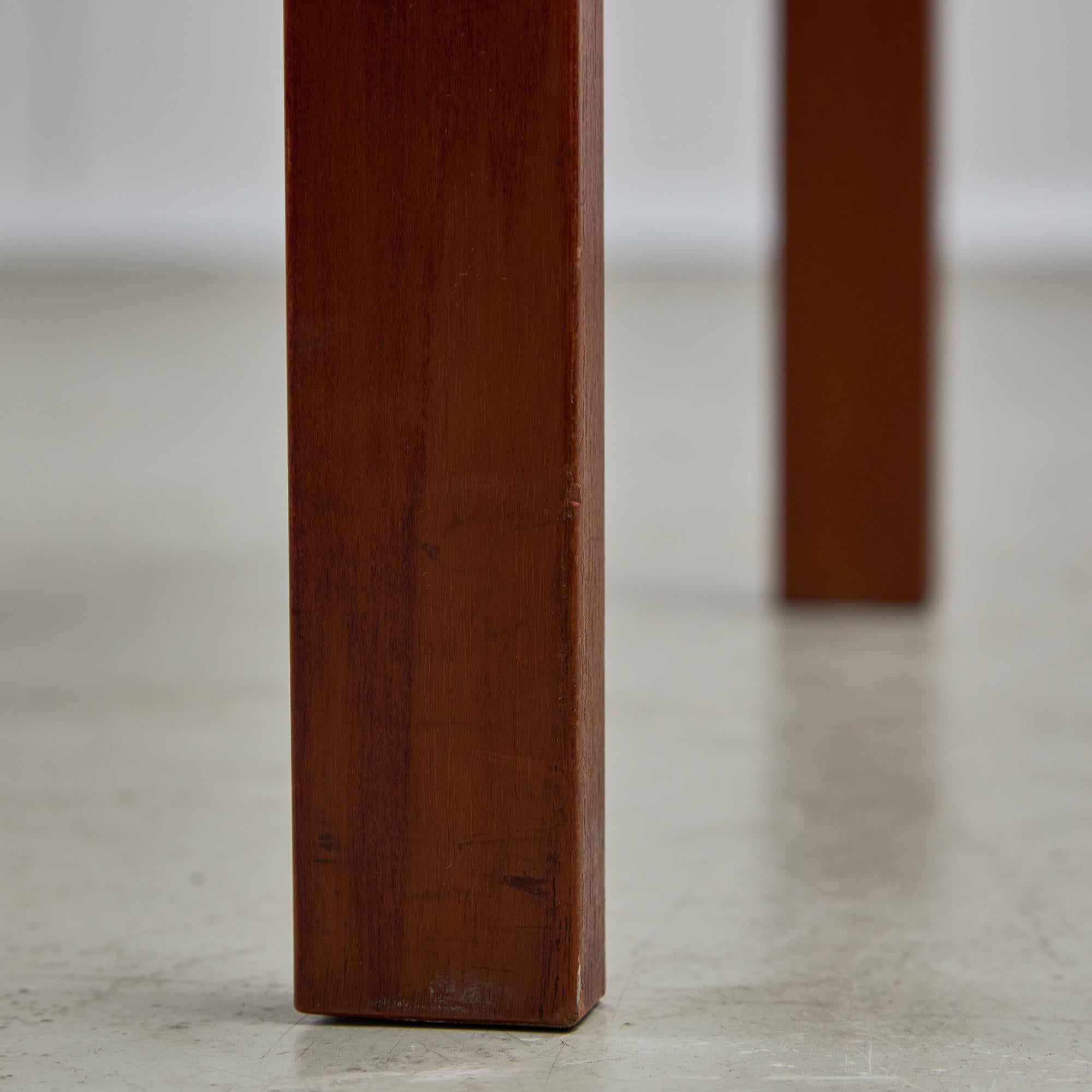 Silla angular de madera de teca y cuero con detalles de cobre, años 70 en venta 2