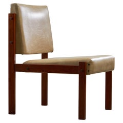 Rechteckiger Stuhl aus Teakholz und Leder mit Kupferdetails, 1970er Jahre