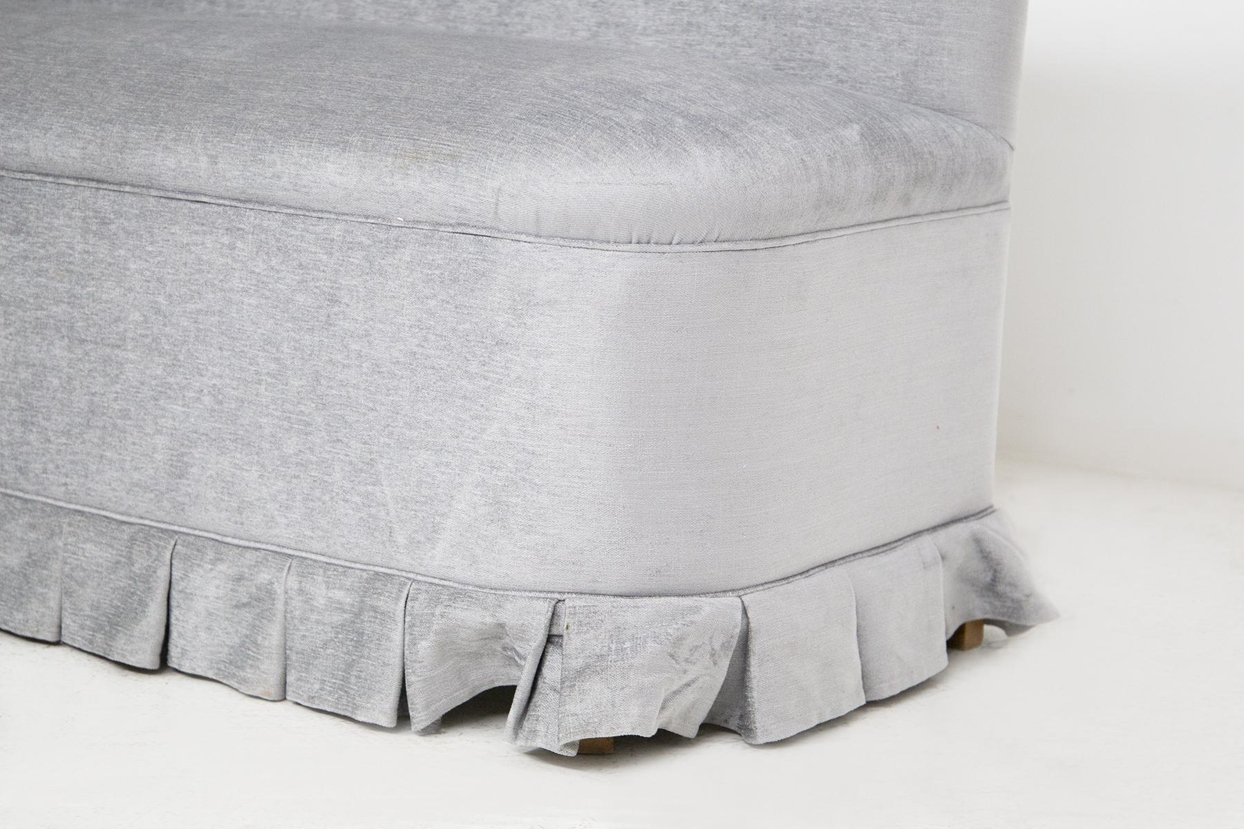 Excentrique canapé d'angle gris vintage conçu par le grand Gio Ponti dans les années 1950, de fabrication italienne de qualité.
Le canapé est entièrement recouvert de velours gris, ce qui lui confère une élégance sans pareille. Le canapé a une forme