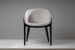 Ângulo Chaise contemporaine brésilienne en bois et tissu par Lattoog