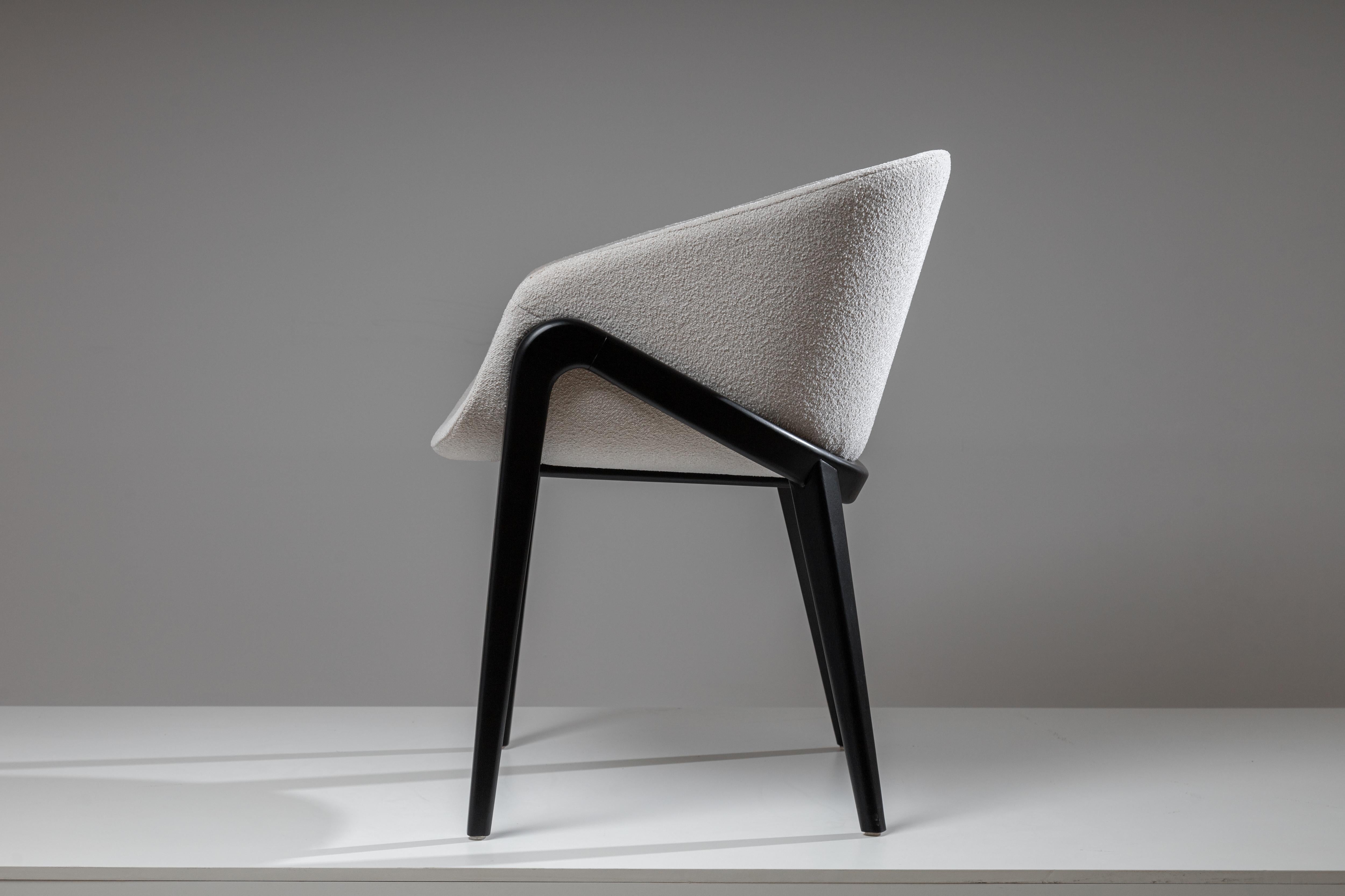 Moderne Ângulo Chaise contemporaine brésilienne en bois et tissu par Lattoog en vente