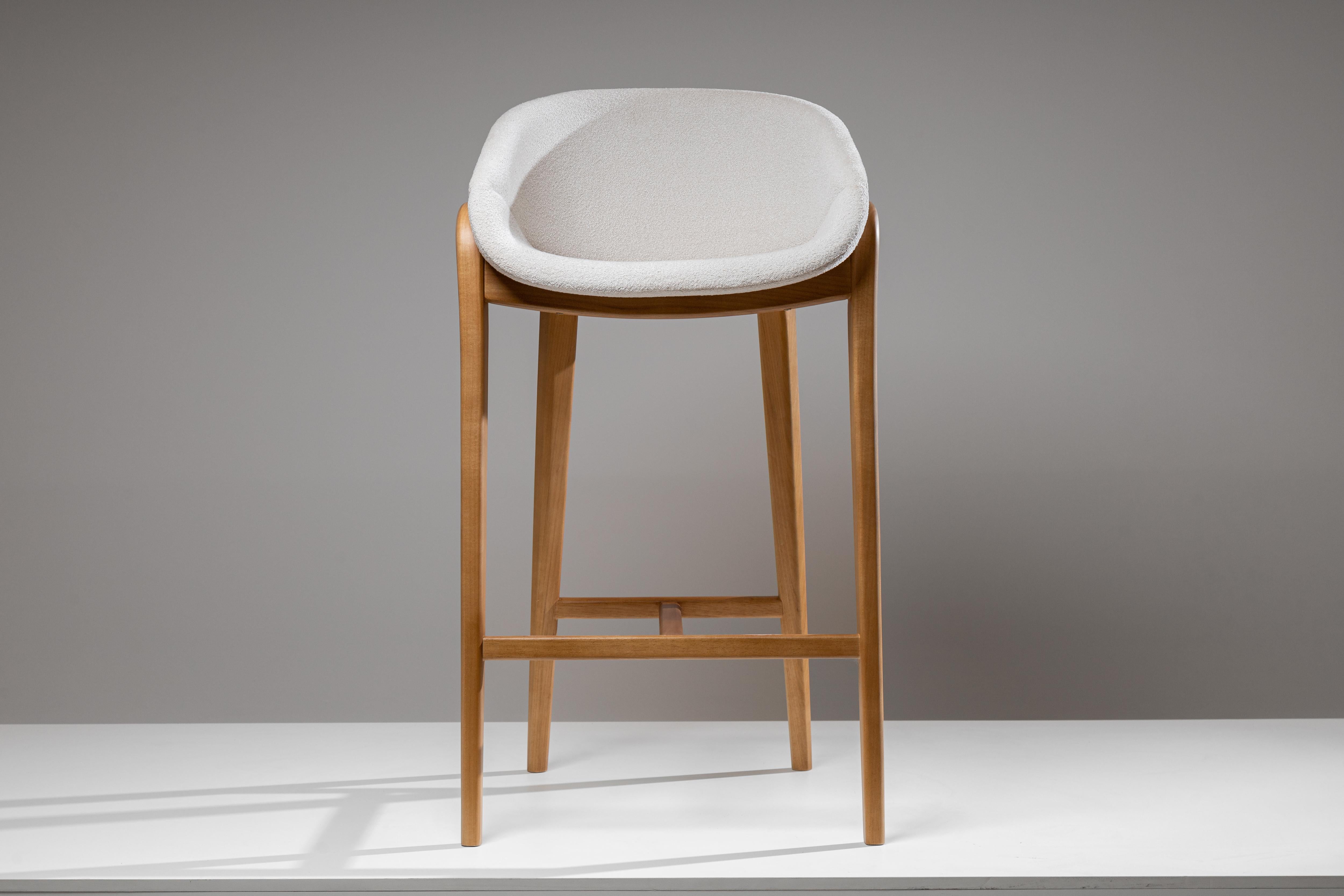 This series, composed of a chair and stools in two heights, has its generating line defined by a central arch that simultaneously divides and defines the seat and the backrest.
In a strategy of articulating forms that promotes the maximum of curves