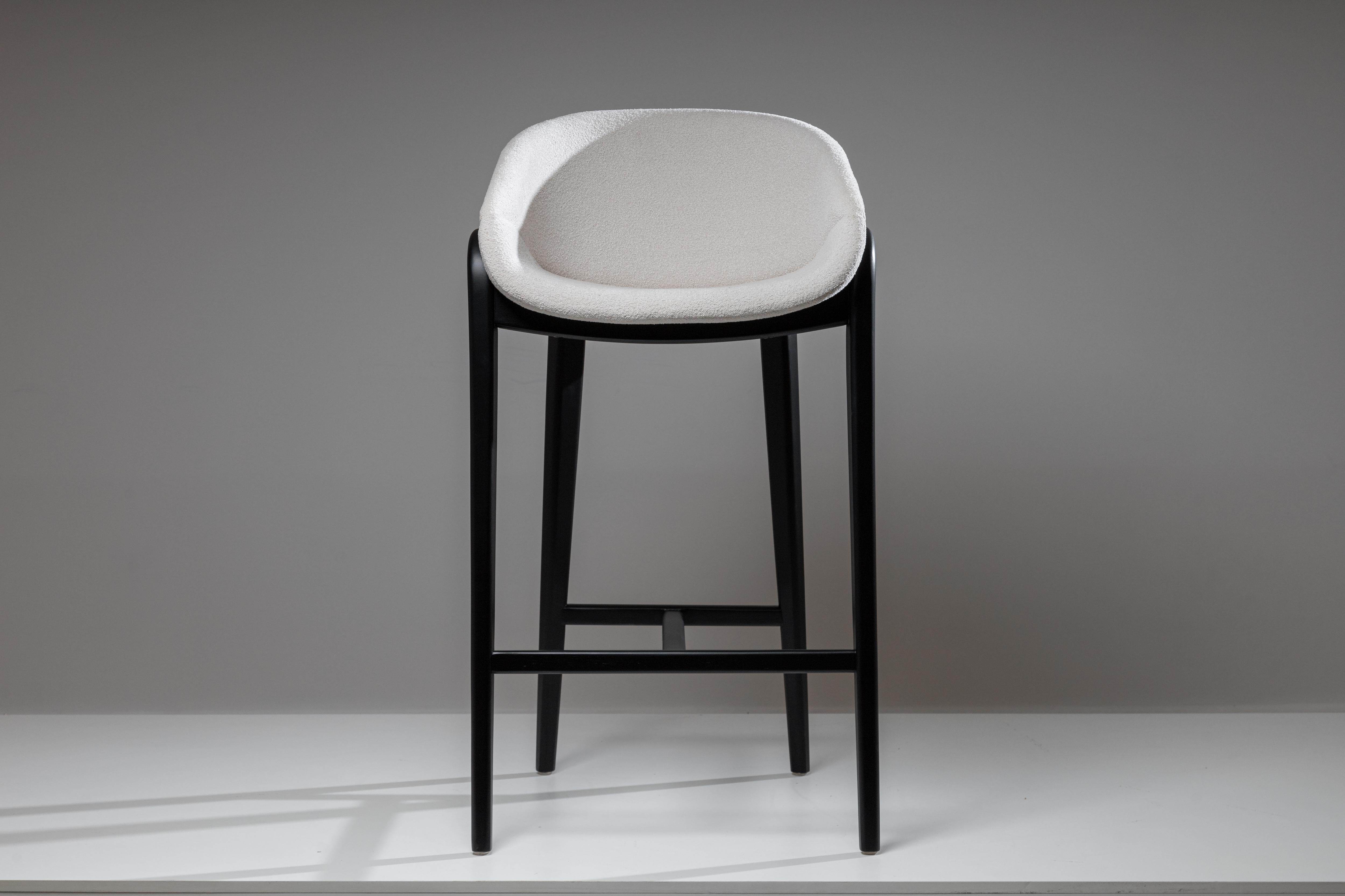 This series, composed of a chair and stools in two heights, has its generating line defined by a central arch that simultaneously divides and defines the seat and the backrest.
In a strategy of articulating forms that promotes the maximum of curves