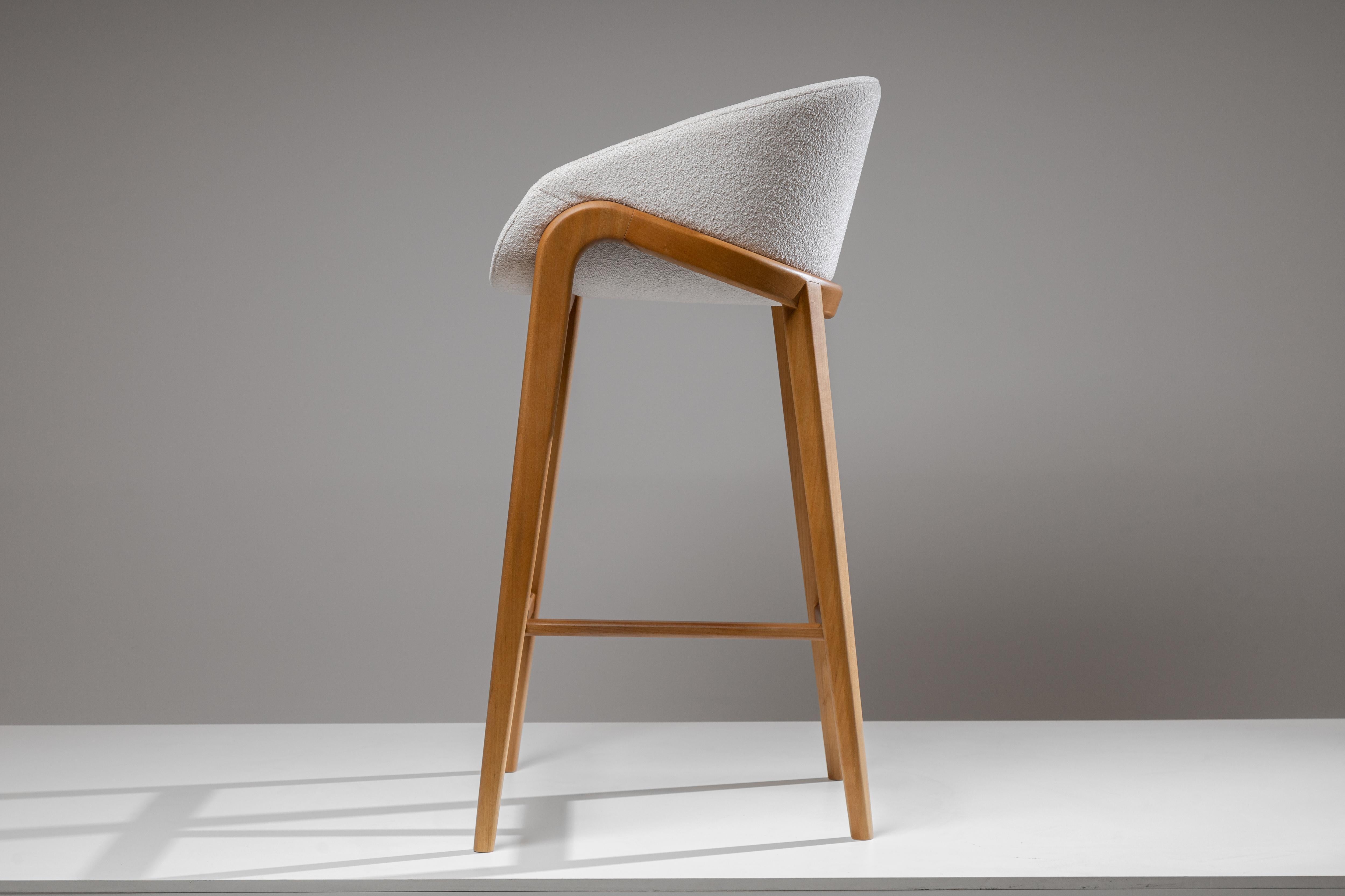 Moderne Ângulo Tabouret contemporain brésilien en bois et tissu par Lattoog en vente