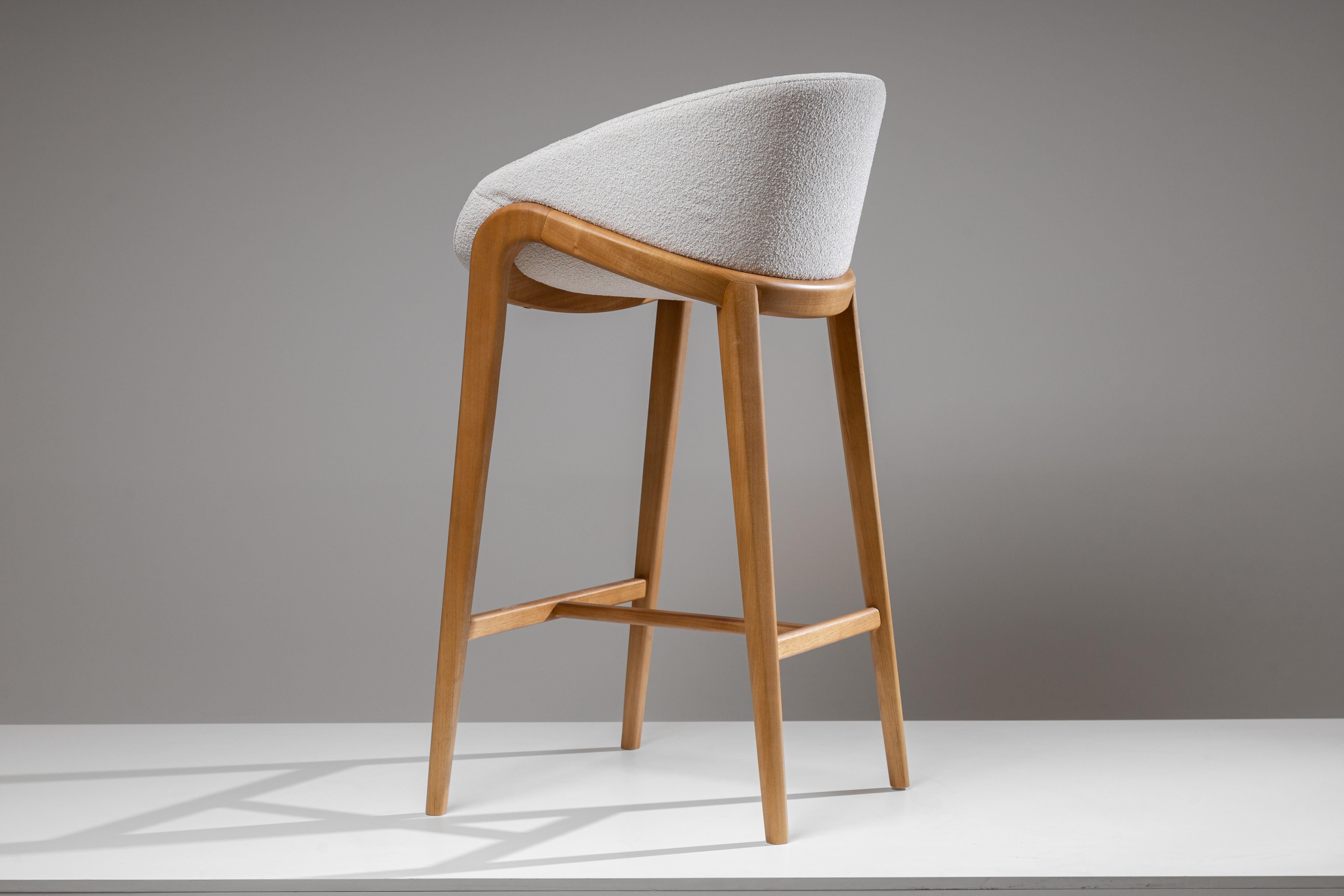 Brésilien Ângulo Tabouret contemporain brésilien en bois et cuir par Lattoog en vente