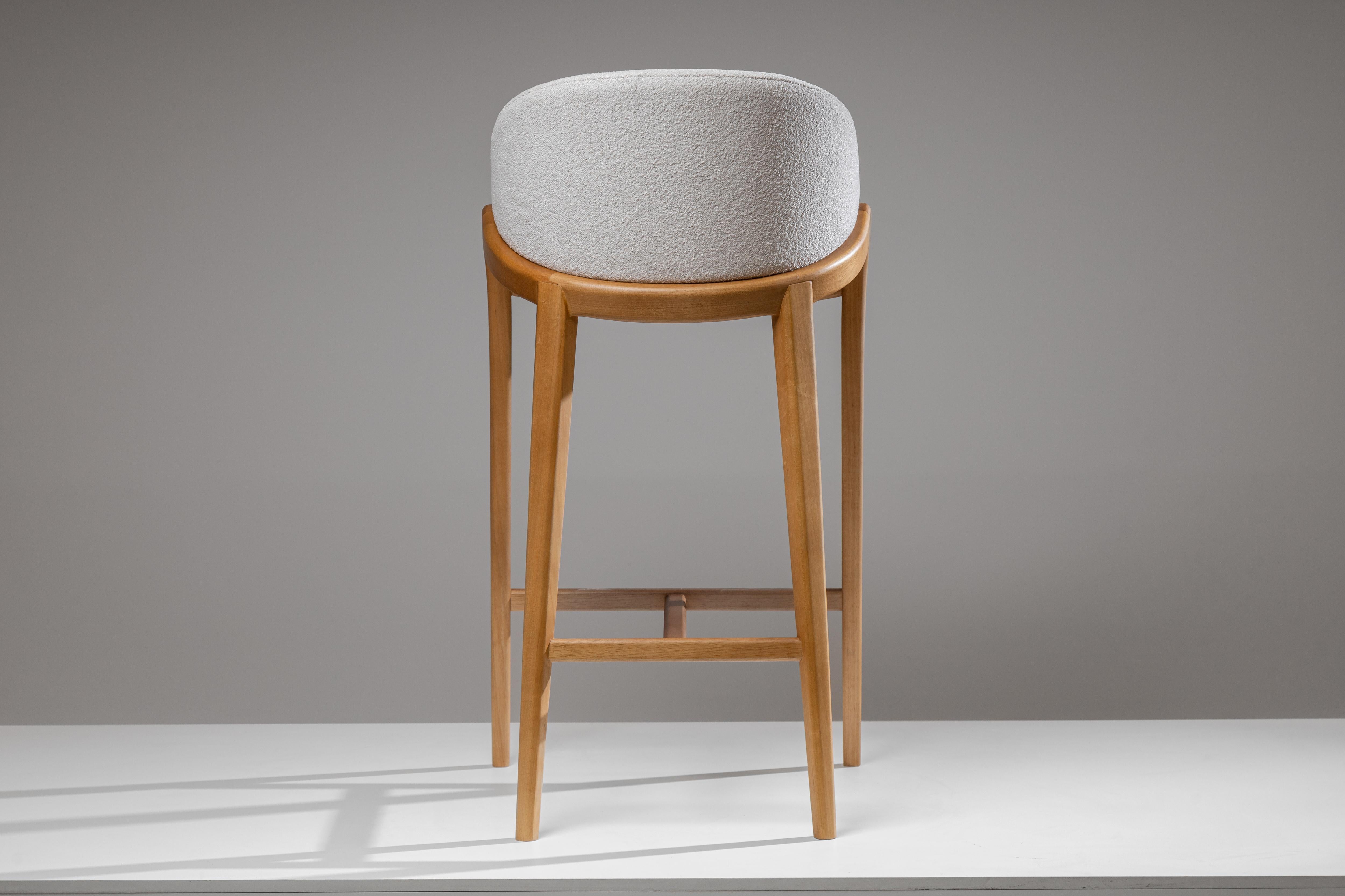 Ângulo Tabouret contemporain brésilien en bois et cuir par Lattoog Neuf - En vente à Sao Paolo, BR