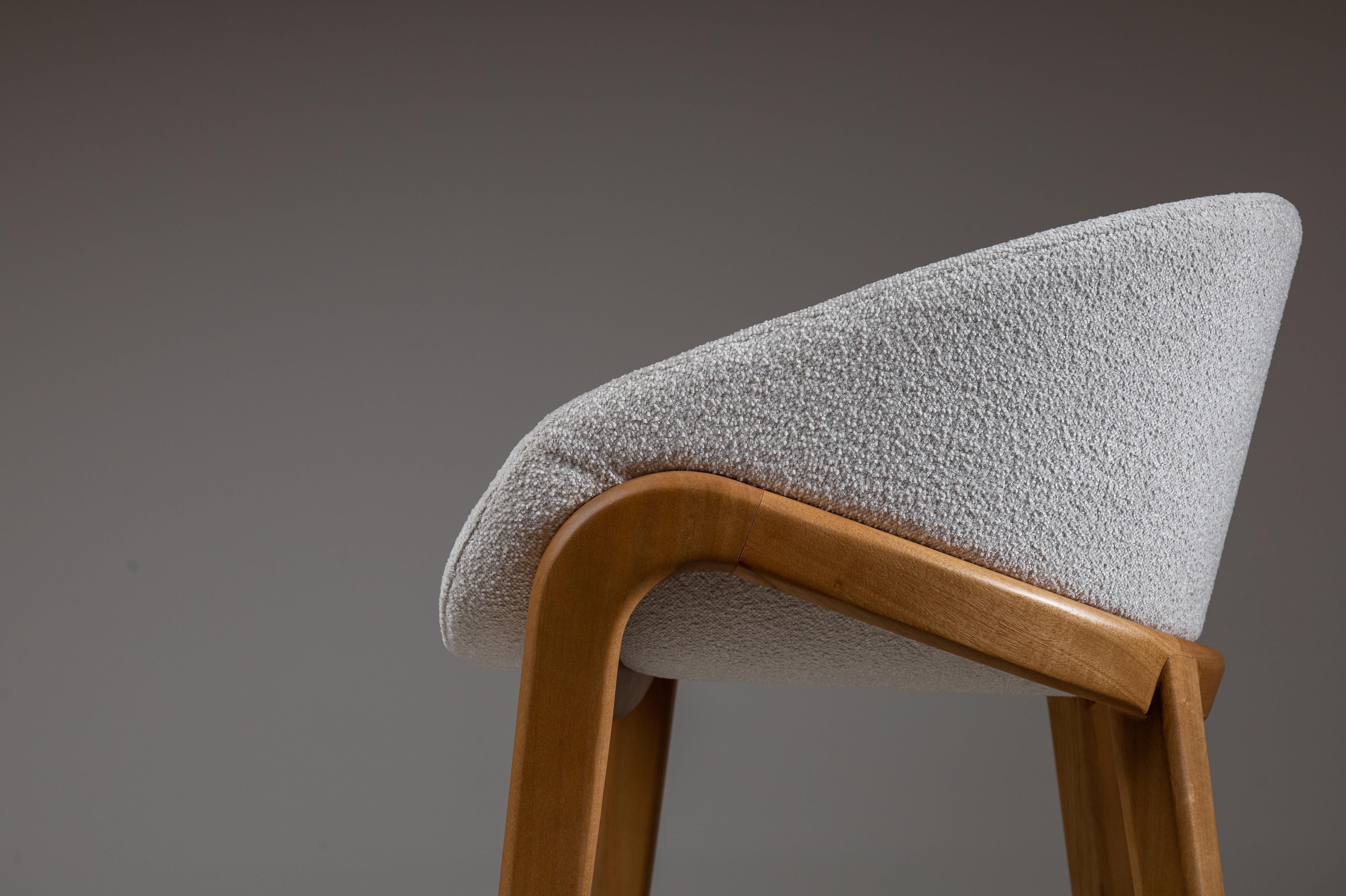 XXIe siècle et contemporain Ângulo Tabouret contemporain brésilien en bois et cuir par Lattoog en vente